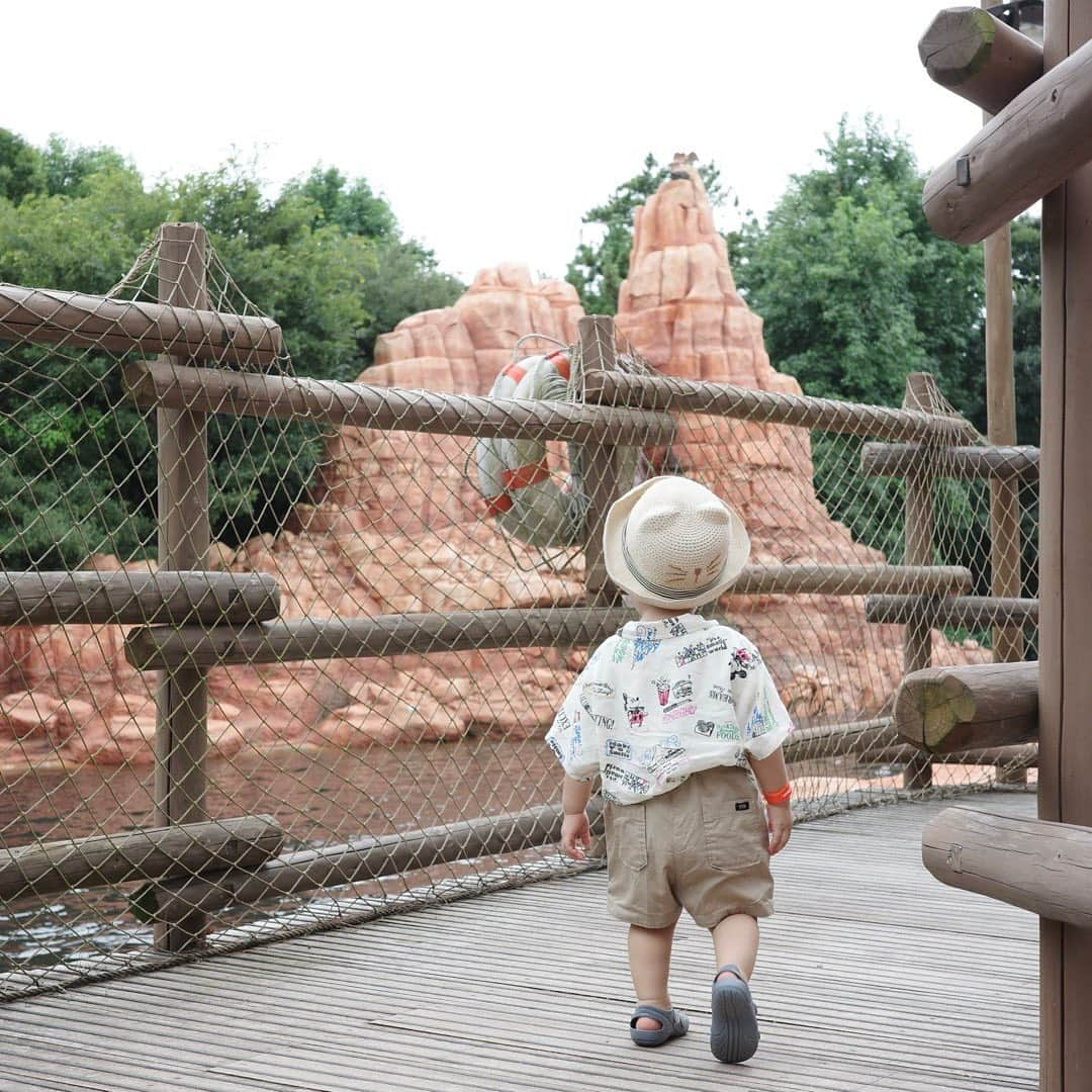 吉田明世さんのインスタグラム写真 - (吉田明世Instagram)「Tokyo Disney land🏰  息子のおすわりも安定して 乗れるものも増えてきたので より楽しめるようになってきました☻  娘は怖がりで プーさんのハニーハントも 美女と野獣も カートゥーンスピンも乗車🙅‍♀️ 暗いところがダメなようです。  トムソーヤ島にかなりの時間滞在した週末ディズニーでした🌴  #東京ディズニーランド #パジャマと歯磨きを持って行くのが我が家のスタイル #何度も見てるのにパレード見ると泣きそうになるのなんで #ワンピース読みすぎて宝石見るたびにルフィ思い出す☠️  👧🏻 one-piece @stellakids  sneaker @niketokyo   👦🏻 tops @tokyodisneyresort.goods  pants @fith_brand  sandal @igorshoes」8月7日 14時58分 - akiyo0414