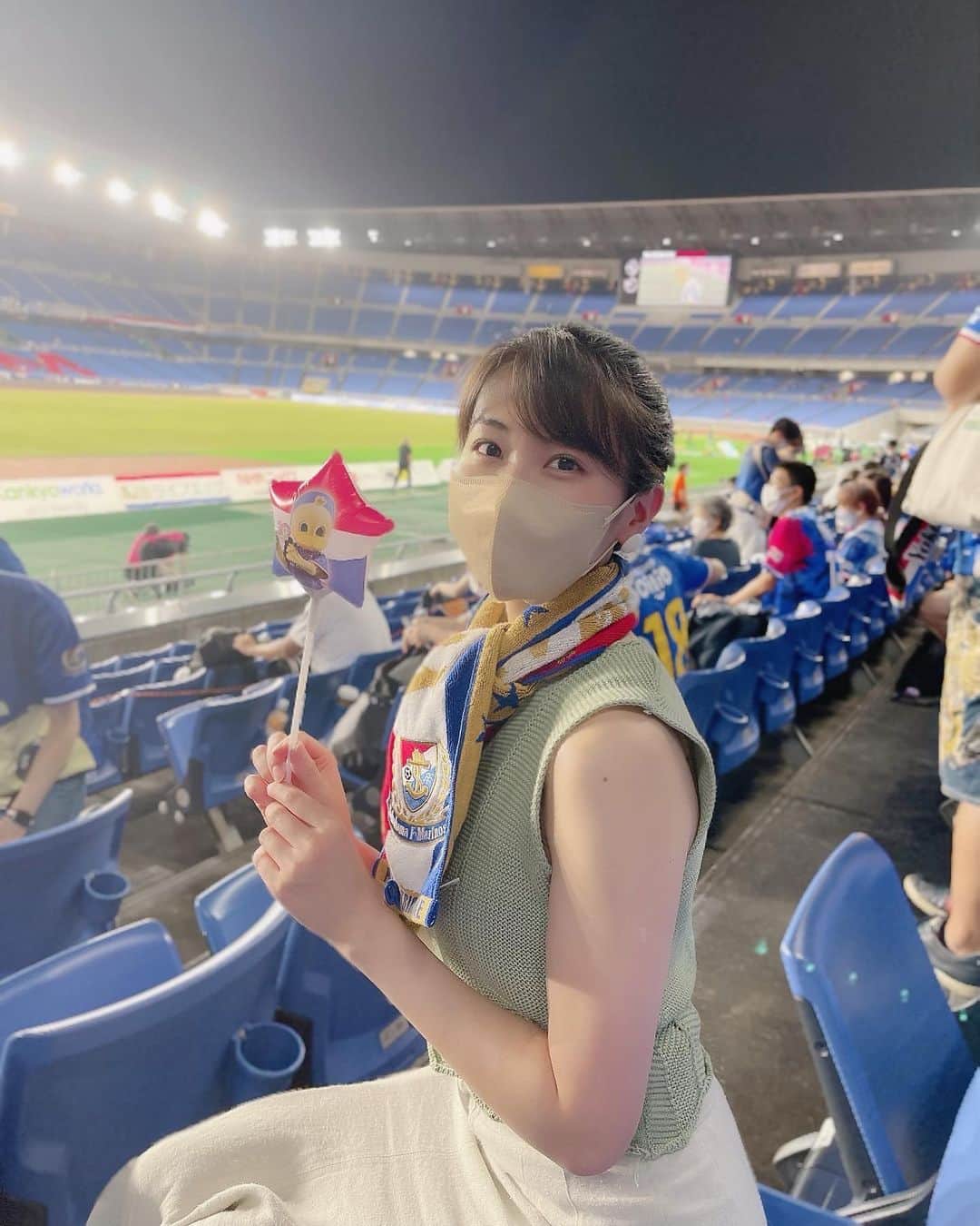 関根ささらさんのインスタグラム写真 - (関根ささらInstagram)「久しぶりの #サッカー観戦 ⚽️🔥 . . 放課後プリンセスOGの大のサッカー好き、#マリサポ のみらんさんとまいちゃんと一緒に #横浜fマリノス 🆚 #鹿島アントラーズ の試合を観に行ってきました♥️ . . #日産スタジアム に足を運ぶのは、 #トリコロールステージ でライブをさせて頂いた2018年ぶり❗️(過去の投稿を振り返ってみたら2018年8月15日に行っていたみたいです🥰🥰👏🏻)  みらんさんが大好きな #fmarinos の試合に連れてってほしい！と思ってずっと前から予定を立てていました💗 . . この日は #マリノス君 500試合出場記念の日だったり、#宮市亮 選手へのサプライズやレジェンド選手追悼のセレモニー、様々なメモリアルなイベントが重なっていて、しかも #マリノス が勝利して…❤️‍🔥  サポーターの皆さんの熱量に圧倒されながらもその空間を全力で楽しんできました🥰🥰✨🌈 . . . . サッカーの試合を見る、ということが一般的なレジャーのひとつになる理由が分かった気がした…！とにかく私のような新規が応援する、楽しむためのコンテンツが沢山ありました🌈🌈🌈  バスケ界もこんな風に沢山の方を巻き込んで盛り上がっていくといいなぁ💡⛹️‍♂️ . . . . とにかく楽しかった日！！！ みらんさん連れてってくださり有難うございました💗 次は3人で #Bリーグ 見に行く！！！🏀🫶🏻 . . . . #Jリーグ #jleague #yokohamafmarinos #スポーツ観戦 #試合観戦 #soccergame #nissanstadium」8月7日 15時06分 - sasarasekine