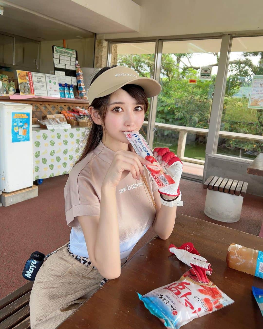 MAYUさんのインスタグラム写真 - (MAYUInstagram)「. サザンリンクスの茶店にて⛳️🪷 . 暑すぎたから、冷房が効いた茶店が天国だった🥺✨ 昔よく食べてたムースのアイスを見つけて懐かしい気持ちになったよ🍨 食べたことある人いるかな？☺️ . . 綺麗なゴルフ場だったからまた行きたいな〜⛳️✨ . #ゴルフ女子#ゴルフ#ゴルフ好き#ゴルフウェア#ザサザンリンクスゴルフクラブ#サザンリンクスゴルフクラブ#沖縄#沖縄ゴルフ#沖縄旅行#ニューバランス#ニューバランスゴルフ#ウノピュ#ウノピュウノウグァーレトレゴルフ#golf#golfwear#golflife#golfcourse#golfaddict#golfclub#golfday#newbalance#newbalancegolf#1piu1uguale3#1piu1uguale3golf#okinawa#okinawajapan#japan#japanesegirl」8月7日 15時39分 - mayu.kina_golf