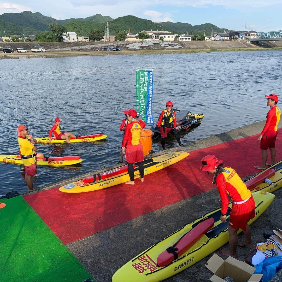 道端カレンさんのインスタグラム写真 - (道端カレンInstagram)「第6回京都丹波トライアスロンin南丹大会 🏊‍♀️🚴‍♀️🏃‍♀️  無事終了しました！✨  3年ぶりとなる開催、今年は猛暑、熱中アラート発令ということで、スタンダードディスタンスでは、最後の種目のランは10km→5kmと距離の変更での開催でした。  また、選手権の部(スプリント)は、国体、日本選手権とそれぞれの選考レースでした。  初心者でも参加しやすいスーパースプリントや、リレーの部等もあったりと盛りだくさんで、計600名近い選手(エントリー数)の参加となりました。  私は今年は下腿の怪我によりランニング練習ができず、選手として参加することはできませんでしたが、キムカツさんと共に、大会MCとして大会を盛り上げさせていただきました。🎤  来年は選手としてまた京都丹波トライアスロンin南丹大会に戻ってきたいと思います♫  (会場ではたくさんの方と写真を撮ってたはずなのですが、私の携帯には写真がなかったです。誰か送ってくださいwww)  #京都丹波トライアスロン大会in南丹  #南丹市観光大使 #南丹市 #triathlon  #トライアスロン」8月7日 16時10分 - karenmichibata