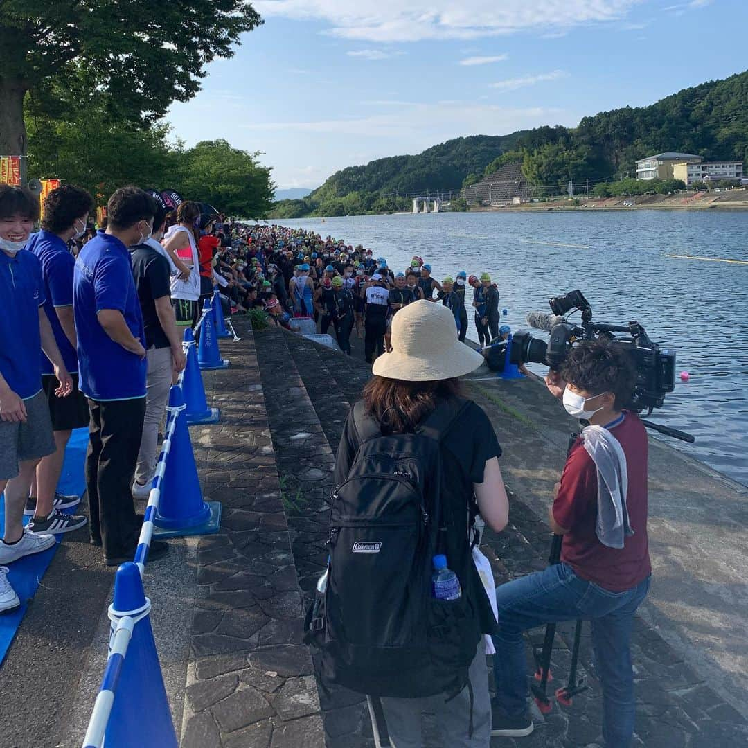 道端カレンさんのインスタグラム写真 - (道端カレンInstagram)「第6回京都丹波トライアスロンin南丹大会 🏊‍♀️🚴‍♀️🏃‍♀️  無事終了しました！✨  3年ぶりとなる開催、今年は猛暑、熱中アラート発令ということで、スタンダードディスタンスでは、最後の種目のランは10km→5kmと距離の変更での開催でした。  また、選手権の部(スプリント)は、国体、日本選手権とそれぞれの選考レースでした。  初心者でも参加しやすいスーパースプリントや、リレーの部等もあったりと盛りだくさんで、計600名近い選手(エントリー数)の参加となりました。  私は今年は下腿の怪我によりランニング練習ができず、選手として参加することはできませんでしたが、キムカツさんと共に、大会MCとして大会を盛り上げさせていただきました。🎤  来年は選手としてまた京都丹波トライアスロンin南丹大会に戻ってきたいと思います♫  (会場ではたくさんの方と写真を撮ってたはずなのですが、私の携帯には写真がなかったです。誰か送ってくださいwww)  #京都丹波トライアスロン大会in南丹  #南丹市観光大使 #南丹市 #triathlon  #トライアスロン」8月7日 16時10分 - karenmichibata