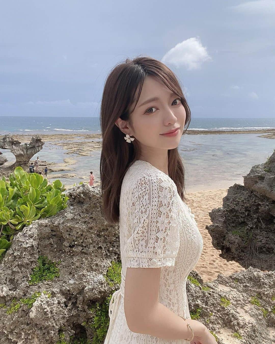 美女美容事情さんのインスタグラム写真 - (美女美容事情Instagram)「《海のビーチ＆美女💕🐠🏝》 *⁠ 今回ご紹介させて頂きますのは!!👀❤︎⁠⠀ 八千恵さん< @ya____ch >の素敵なお写真📸⁠⠀⁠⠀⁠⠀⁠ *⁠⠀⁠⠀⁠⠀⁠⠀ 沖縄の海に白ワンピースの美女❤️💖 海が良く似合いますね✨最高です😊❣️ *⠀⁠⠀⁠⠀⁠⠀⁠⠀ 八千恵さん< @ya____ch > ⁠⠀⁠⠀⁠⠀⁠⠀ 素敵な投稿ありがとうございました☺️📸✨ *⠀⁠⠀⁠⠀⁠⠀⁠⠀ 八千恵さんのアカウントには他にも素晴らしい投稿が沢山ありますので是非覗いてみてくださいね💁‍♀️💙⁠⠀⁠⠀⁠⠀⁠⠀ *⠀⁠⠀⁠⠀⁠⠀⁠⠀ △▼△▼△▼△▼△▼△▼△▼△▼△▼ ⁠⠀⁠⠀⁠⠀ ❤🧡💛「美女美容事情」💚💙💜⠀⠀⠀⠀⠀⠀⠀⠀⠀⠀⠀⠀⠀⠀⁠⠀⁠⠀⁠⠀⁠⠀⁠⠀ 👇掲載ご希望の方は👇⠀⠀⠀⠀⠀⠀⠀⠀⠀⠀⠀⠀⠀⠀⠀⁠⠀⁠⠀⁠⠀⁠⠀⁠⠀ @b_b_j.jタグ付けと🖤 #ビジョビ ⁠⠀ 🖤タグ付けお願いします✨⠀⠀⠀⠀⠀⠀⠀⠀⠀⠀⠀⠀⠀⠀⠀⁠⠀⁠⠀⁠⠀⁠⠀⁠⠀ △▼△▼△▼△▼△▼△▼△▼△▼△▼ ⁠⠀ #沖縄 #沖縄観光 #沖縄旅行 #古宇利島 #古宇利島ビーチ #ハートロック #ワンピース #白ワンピ #夏ワンピース」8月7日 17時02分 - b_b_j.j