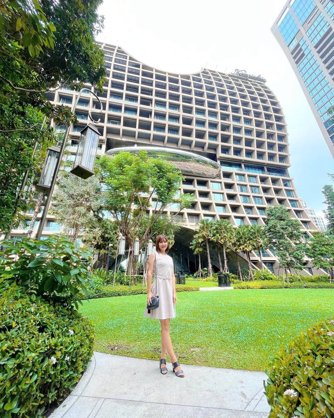 みまるさんのインスタグラム写真 - (みまるInstagram)「📍Sindhorn Kempinski Hotel   シンドーンケンピンスキーホテルのアフタヌーンティー🫖🍰✨ 全体的に甘すぎずバランス良かったです🧁  ホテルの内装も豪華で生演奏までありました🎻 お庭もあり食べ終わりにお散歩も🍃  ・1set２名分2400バーツ（PandaBus予約）  #みまる #mimaru #🇹🇭 #海外移住 #タイ #バンコク #タイ移住 #バンコク生活 #bangkok #thailand #海外生活  #海外旅行  #ナチュラルライフ #干物女 #自由人 #youtuber #バンコク情報  #みまるチャンネル #在タイ日本人 #在タイ #バンコク駐妻 #バンコク観光 #バンコク旅行 #バンコクアフタヌーンティー #バンコクヌン活 #バンコクカフェ #バンコクグルメ #afternoonteabkk #シンドーンケンピンスキー #sindhornkempinski」8月7日 17時46分 - mimaru_dayo