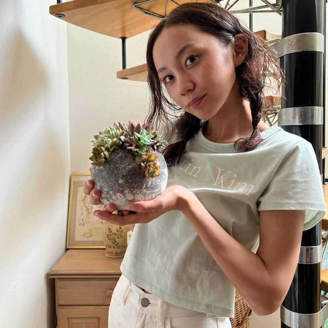 薮下柊さんのインスタグラム写真 - (薮下柊Instagram)「Sunday mood😏  可愛いアイスブルーのTシャツ😁 何にでも合うので重宝しそうです💕  最後の写真は、お母さんのお友達にいただいた、とっても素敵な多肉植物🪴 丸い陶器が、多肉植物の寄せ植えをとっても魅力的にしてくれてます☺️✨  @matinkim_magazine @wconcept  #ootd #fashion」8月7日 18時20分 - __yabushita_shu__