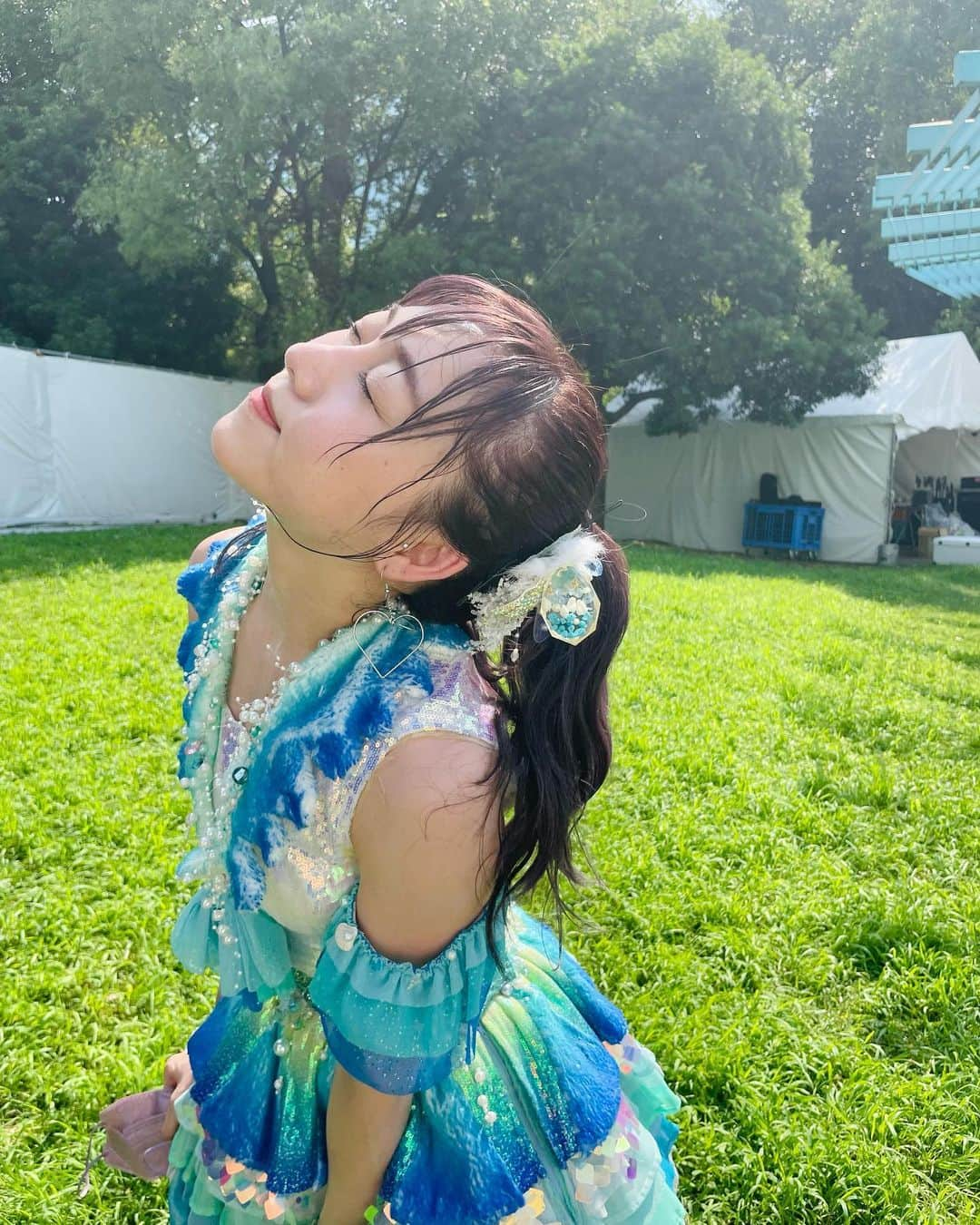 須田亜香里さんのインスタグラム写真 - (須田亜香里Instagram)「アイドルラストサマー満喫中🐠 MCで30歳です！って言ったら拍手起きて嬉し恥ずかしでした😋  9月24日の卒業コンサートのチケット先行販売始まってるので、皆様ぜひ〜🍒  #tif2022 #１枚目だけ歌った後の汗だく写真 #懐かしの #紅白歌合戦衣装 #パレオはエメラルド #20歳くらいのとき」8月7日 18時34分 - akarisuda