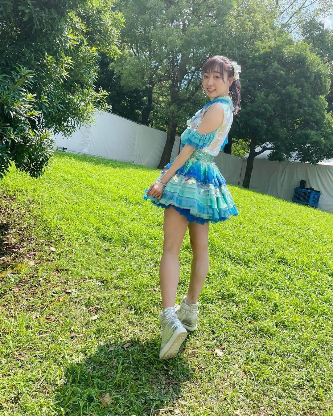 須田亜香里さんのインスタグラム写真 - (須田亜香里Instagram)「アイドルラストサマー満喫中🐠 MCで30歳です！って言ったら拍手起きて嬉し恥ずかしでした😋  9月24日の卒業コンサートのチケット先行販売始まってるので、皆様ぜひ〜🍒  #tif2022 #１枚目だけ歌った後の汗だく写真 #懐かしの #紅白歌合戦衣装 #パレオはエメラルド #20歳くらいのとき」8月7日 18時34分 - akarisuda