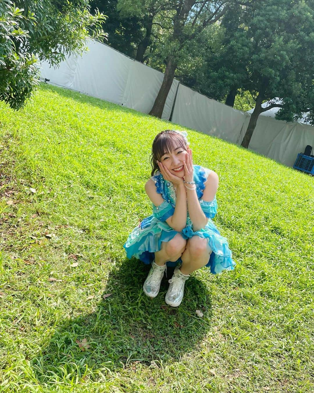 須田亜香里さんのインスタグラム写真 - (須田亜香里Instagram)「アイドルラストサマー満喫中🐠 MCで30歳です！って言ったら拍手起きて嬉し恥ずかしでした😋  9月24日の卒業コンサートのチケット先行販売始まってるので、皆様ぜひ〜🍒  #tif2022 #１枚目だけ歌った後の汗だく写真 #懐かしの #紅白歌合戦衣装 #パレオはエメラルド #20歳くらいのとき」8月7日 18時34分 - akarisuda