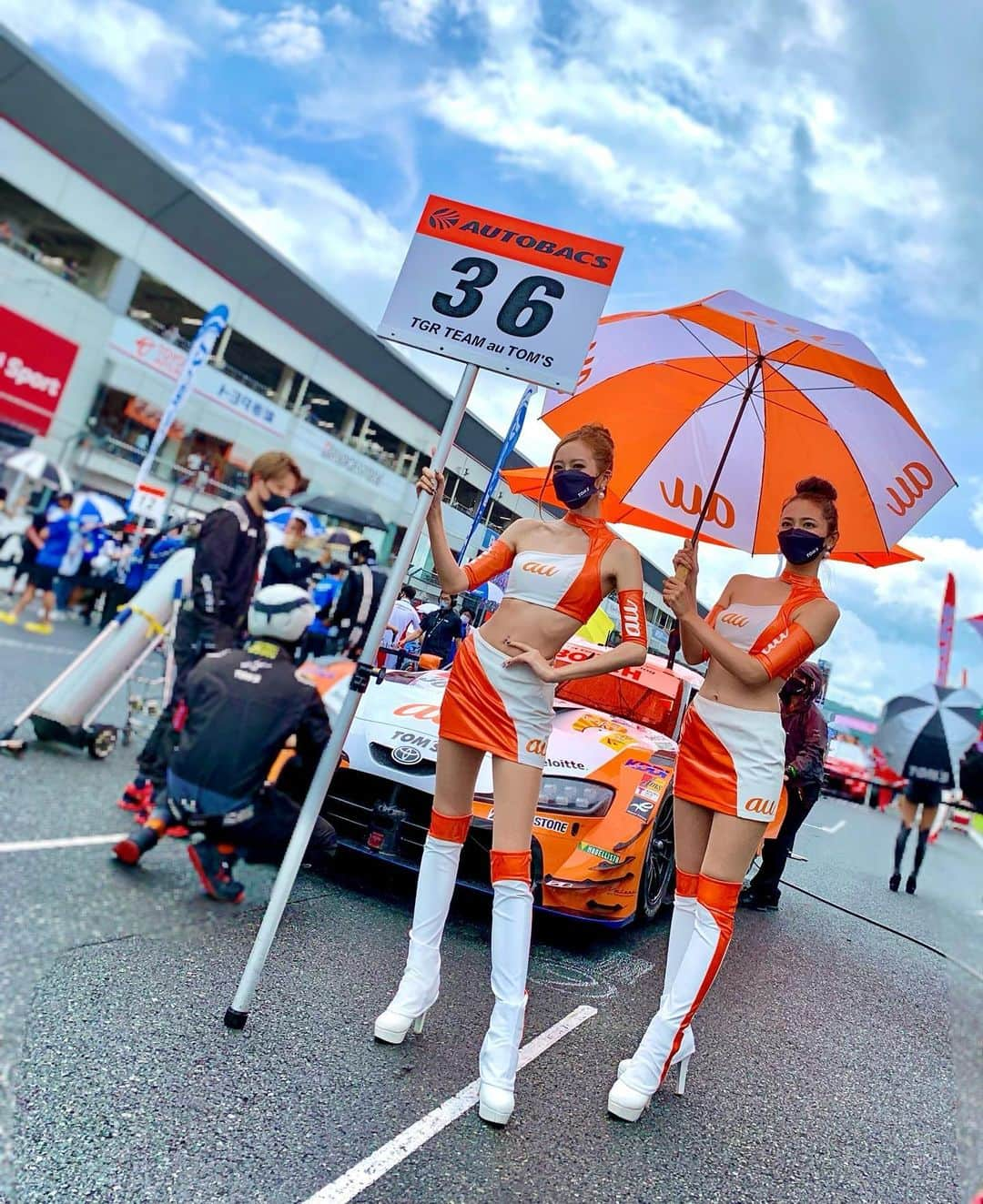 央川かこさんのインスタグラム写真 - (央川かこInstagram)「SUPER GT Rd.4 富士🗻 36号車は4位フィニッシュでした👏 ・ 表彰台まであと一歩でしたが、 トラブルだらけのレースの中 無事完走できて ポイントも獲得できて良かった🥰✨ ・ 富士もたくさんの応援 ありがとうございました🧡 ・ #SUPERGT #富士スピードウェイ #tomsracing #auTOMS #36号車 #レースクイーン #ラウンドガール #モデル #ダイエット #トレーニング #筋トレ #ファスティング #お団子ヘア #アップヘア #ヘアアレンジ」8月7日 19時04分 - kako.717