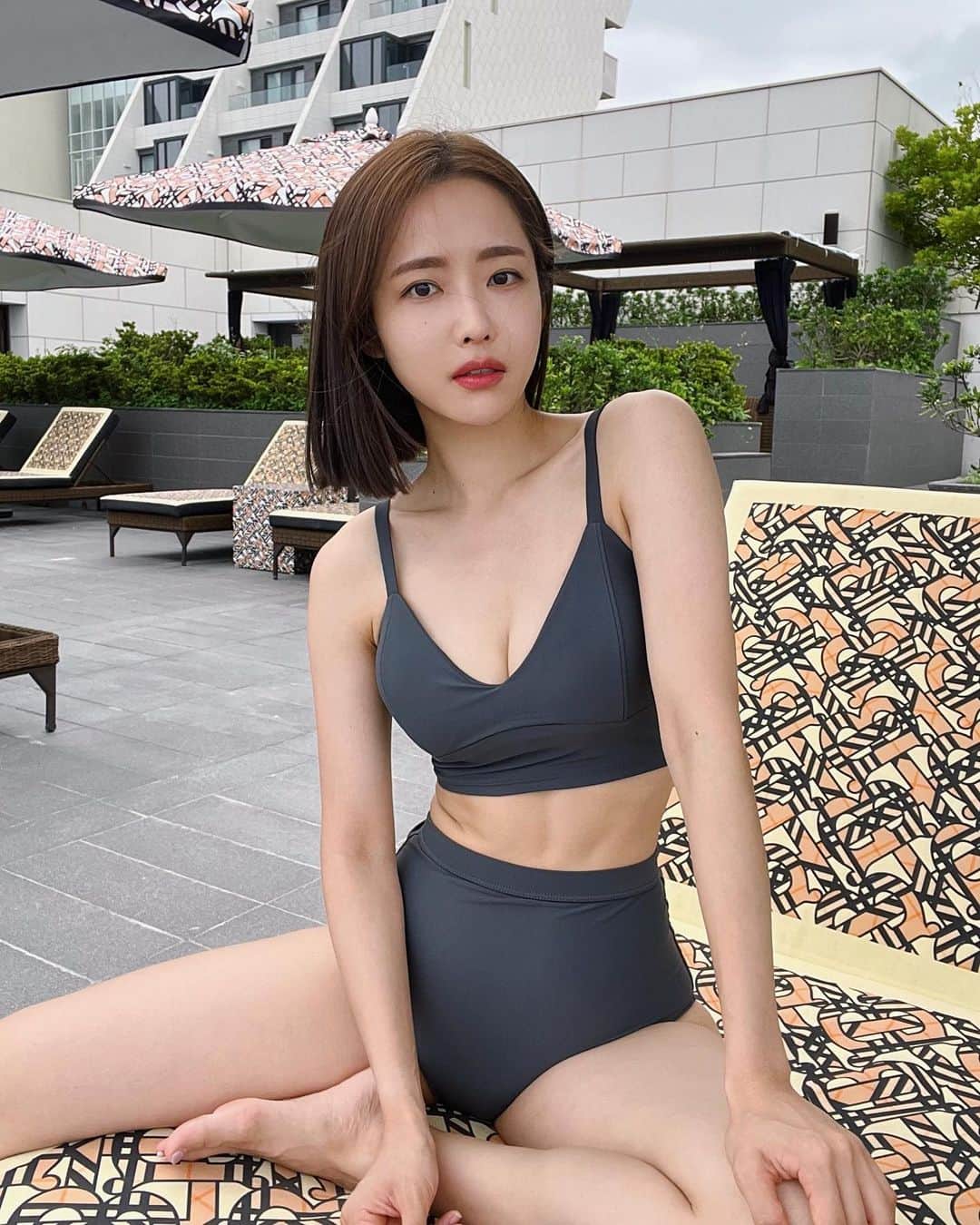 ガン・ヒョンギョンさんのインスタグラム写真 - (ガン・ヒョンギョンInstagram)「여러분!! 오늘 12시 정각에 #비에날씬 이 ⭕️마감됩니다⭕️ 마감되면 주문을 도와드리기가 어려우니 꼭 탑승 해주셔요~!🥹  이번은 정말 역대급으로 모든 분들이 6+1 으로 구매해주셨어요😱 거의 95%라 해도 과언이 아니어요!! 본사에서 아주 넉넉히 지원해주신 6+1  추가 수량은 현재 20% 정도 남아있습니다❤️  최저가에 어디에도 없는 구성이니 꼭 잡아주세요! 출고는 월요일 오전 10시에 시작되어요:)  이번에도 신규 주문 고객님들이 많이 계셔 자주 들어오는 문의사항 간단히 정리해드릴게요🙏🏻  Q. 비에날씬과 플러스의 차이점은? 플러스는 가루타입으로 알약 섭취가 어려우신 분들이 구매해주셔요. 보장균수와 효과는 동일합니다!  Q. 프로와는 무슨 차이일까요? 유산균의 먹이인 프리바이오틱스의 차이가 있습니다. 비에날씬에는 프락토올리고당+갈락토올리고당 +치커리뿌리추출물이 함유 되어있고 반면 프로에는 프락토올리고당만 함유되어 있습니다:)  Q. 장이 예민한 남자가 먹어도 될까요? 그럼요. 비에날씬은 과민성증후군 개선에도 임상이 있는 제품이며, 제가 과민성이 굉장히 심한 사람 중 하나 였어요! 또 장이 예민한 저희 남편도 3년 넘게 아주 애정하는 유산균이어요:) 꾸준히 3개월 이상 섭취 해주세요🙆🏻‍♀️  ✔️제품력과 후기로 증명하는 비에날씬! 이제 매일 아침 가벼워져 보세요🍃  구매는 @babebani 프로필 링크클릭 🚚당일출고 오전 10:00 (신선제품으로 출고 후 취소불가) ✔️주문시 회원가입란 체크시 송장번호 발송  ☎️ 고객센터 070-7729-0727 (10시이전 주문취소는 꼭 전화주세요!) 디엠은 누락 되어요🙏🏻)  #체지방감소유산균 #김희선유산균 #온가족유산균 #유산균유목민 #장건강 #모유유산균」8月7日 19時28分 - babebani