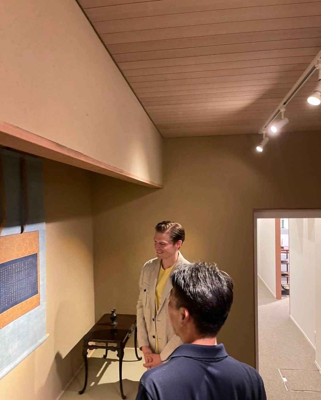 村雨辰剛さんのインスタグラム写真 - (村雨辰剛Instagram)「婦人画報9月号の特集で「骨董と暮らす」をテーマに京都の古美術・今出川を訪ねました。古い物に囲まれて暮らしている僕にとってはいくつもの時代を生き抜いた物にはストーリーが刻まれていて、とても魅力的です。✨ #婦人画報」8月7日 19時37分 - tatsumasa.murasame