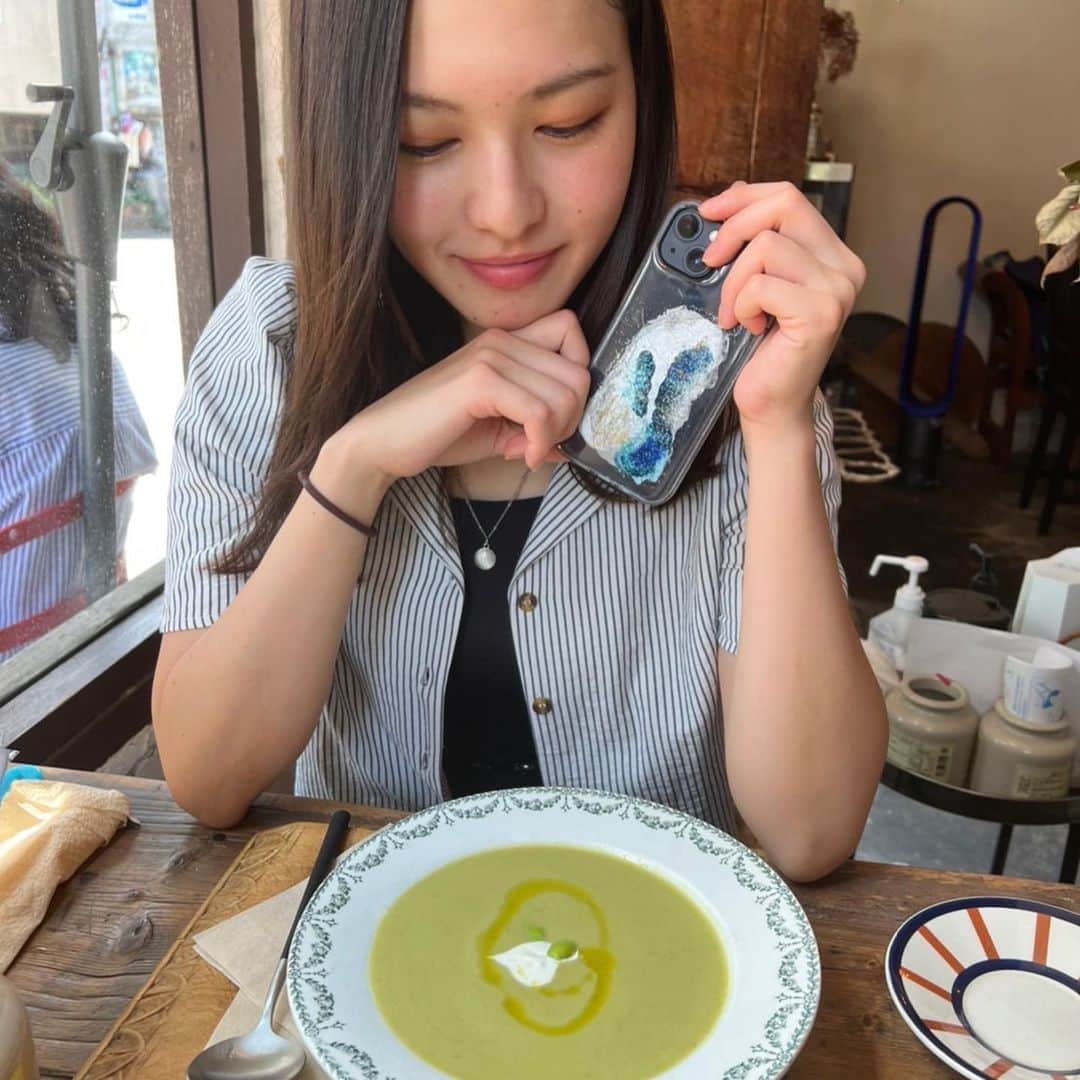 北村優衣さんのインスタグラム写真 - (北村優衣Instagram)「🍽🧚‍♀️ これを私は元気が出るスープと呼んでます。 今回はグリンピース。 本当にいつも美味しくて、絵本のような雰囲気も あたたかい店主さんも素敵で…って思い出してたら もういま、行きたくなってしまった。ご飯食べたのに🥲 新しいiPhoneケースもお気に入りなので 見せびらかしてます◎笑」8月7日 19時55分 - kitamura_y910