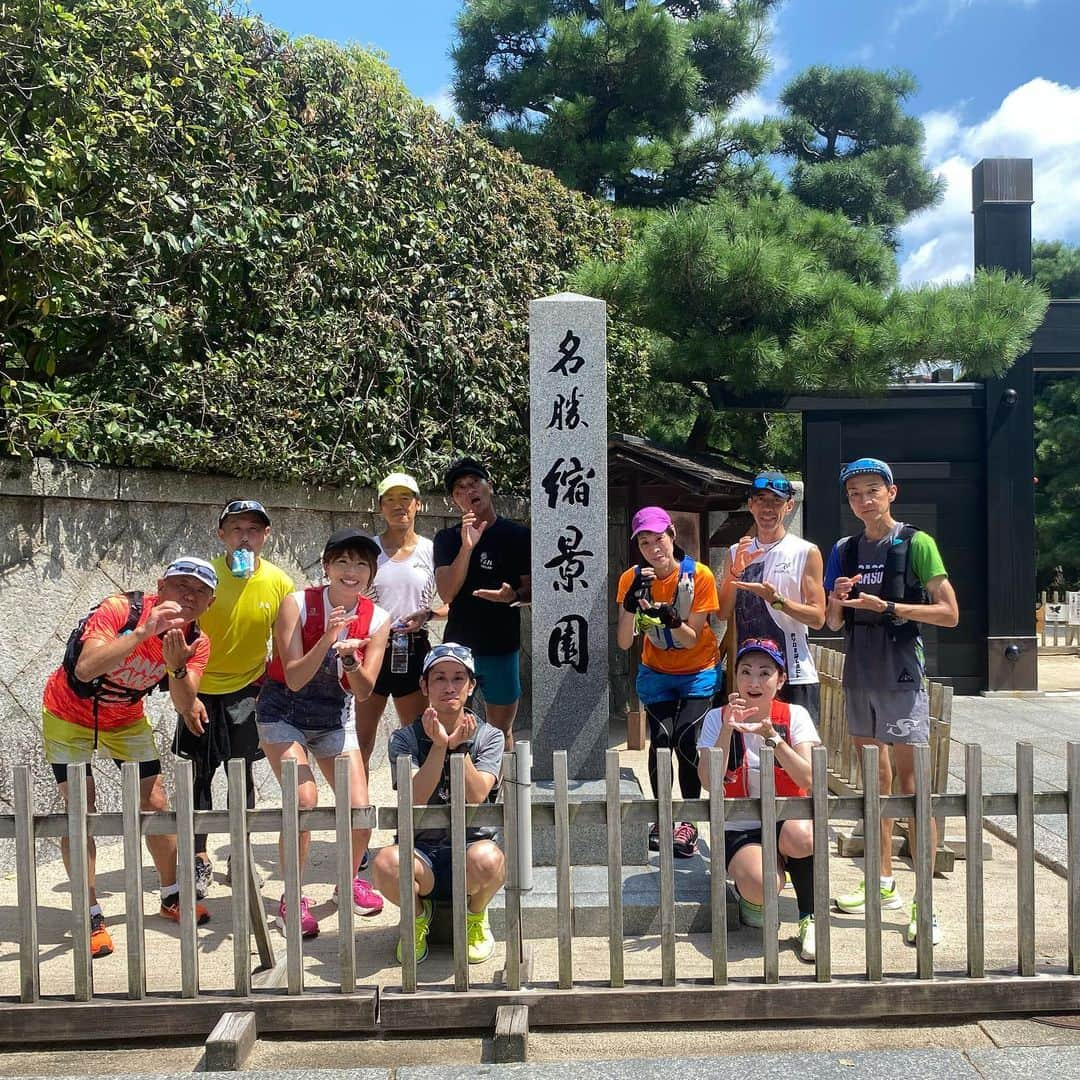 きゃっするひとみーさんのインスタグラム写真 - (きゃっするひとみーInstagram)「お城✖️ランニング🏯❤️❤️  広島に参城〜🏯❤️❤️❤️  広島人の知らない広島城、毛利輝元ゆかりの地を走る！！ランニングイベント🏯  広島、福山まではいってたものの、広島市の方に来るのは大学生ぶり☺️  広島城は毛利輝元が築いた城で、黒漆塗りの下見板が張られた板張りの 美しい城、広さ、堀、石垣、櫓と見どころたっぷりの広島城🏯✨ （広島城についてはまた詳しく🏯）  暑さや社会情勢もあり、少人数でしたいなぁ。。と思い10名での開催でした☺️でもこれがみなさんとゆっくり話せて、参加者の皆さんも仲良くなってくれて嬉しかったー😭😭✨  実は初めて行く広島城でしたが、行くまでにもたくさんサポートしてくださったたつやさんのおかげで、下見も含めて安全にイベント終了しました👍✨ @tatsuya_2107  改めてありがとうございます🏯❤️  ランニングを楽しむ皆様にとって、お城はすごく身近なものだと思ってるのですが、城のあるなしだけや、周りを走るだけじゃもったいない✨ と思ってお城や町を楽しく走れるポイントを伝えれたらと思ってます☺️❤️❤️  そしていろんな街でみつけた城を楽しんでほしいし、生まれ育った街や、縁のある街をさらに好きになってくれたらいいなぁ☺️  次はどのお城に行こう☺️  来てくださった皆様、ありがとうございました！！！！  ランチは広島駅ちかくのお好み焼き屋さん❤️（広島焼きとちゃいます😂😂）でうどんとイカ天のお好み焼き！！！  これがおいしくて😭 まぜ焼き（大阪のお好み焼き）より好きかも！笑  まだまだ走りたいお城、たべたい街ばっかりやー😂😂😂  本日のルート🏯  広島駅すぐのHIROSIMAモニュメント集合 ↓ 明星院 ↓ 広島城 ↓ 縮景園 ↓ 猿猴橋  #広島城 #hiroshima  #hiroshimacastle  #ランニング #ランニング好きな人と繋がりたい  #ランニング女子  #ランニングイベント #お城 #お城巡り  #お城好きと繋がりたい  #広島グルメ  #広島カープ #阪神タイガース  #阪神  #球場グルメ  #mazdazoomzoom  #ランニングウェア  #ランニングシューズ  #広島観光」8月7日 21時07分 - takaxjumppp