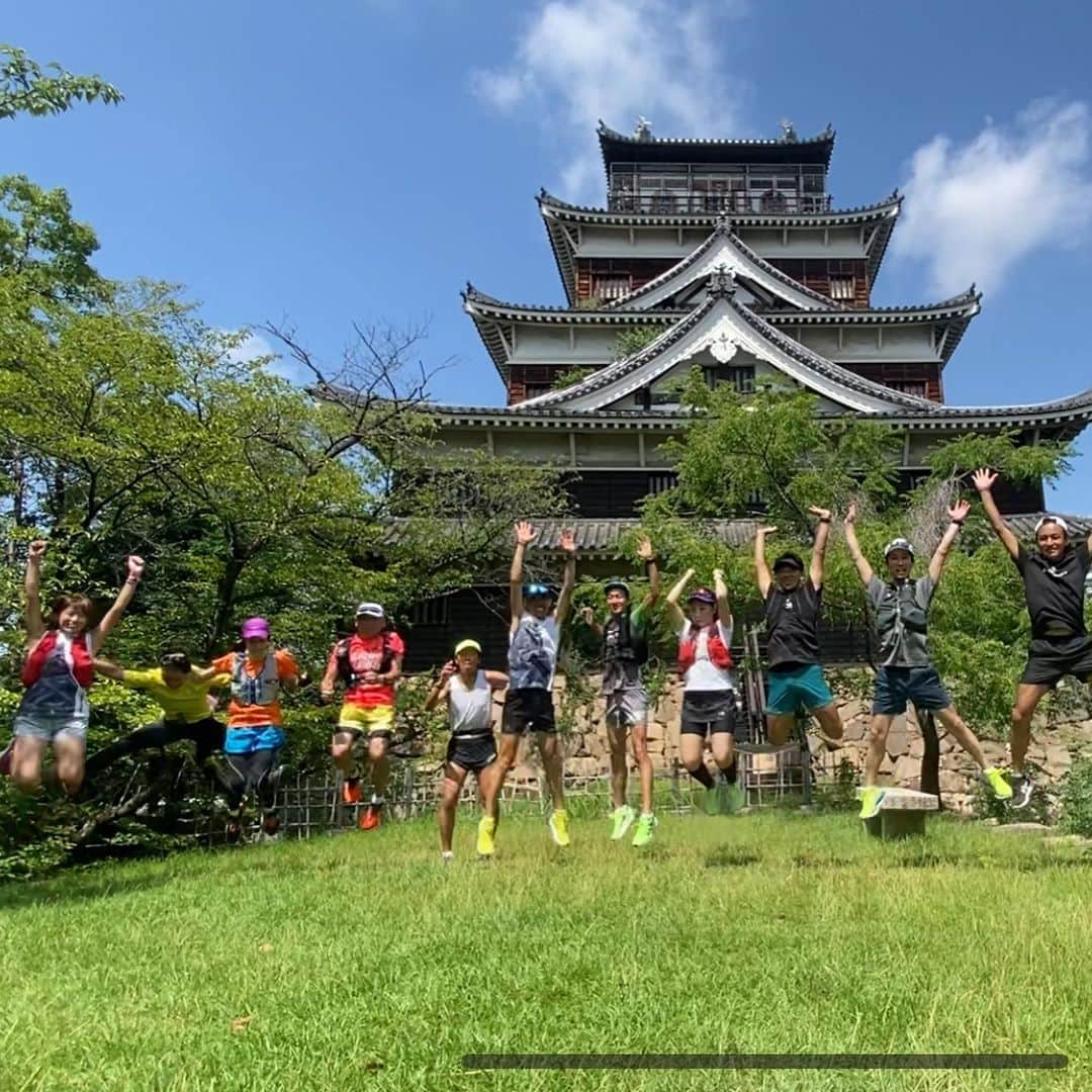 きゃっするひとみーさんのインスタグラム写真 - (きゃっするひとみーInstagram)「お城✖️ランニング🏯❤️❤️  広島に参城〜🏯❤️❤️❤️  広島人の知らない広島城、毛利輝元ゆかりの地を走る！！ランニングイベント🏯  広島、福山まではいってたものの、広島市の方に来るのは大学生ぶり☺️  広島城は毛利輝元が築いた城で、黒漆塗りの下見板が張られた板張りの 美しい城、広さ、堀、石垣、櫓と見どころたっぷりの広島城🏯✨ （広島城についてはまた詳しく🏯）  暑さや社会情勢もあり、少人数でしたいなぁ。。と思い10名での開催でした☺️でもこれがみなさんとゆっくり話せて、参加者の皆さんも仲良くなってくれて嬉しかったー😭😭✨  実は初めて行く広島城でしたが、行くまでにもたくさんサポートしてくださったたつやさんのおかげで、下見も含めて安全にイベント終了しました👍✨ @tatsuya_2107  改めてありがとうございます🏯❤️  ランニングを楽しむ皆様にとって、お城はすごく身近なものだと思ってるのですが、城のあるなしだけや、周りを走るだけじゃもったいない✨ と思ってお城や町を楽しく走れるポイントを伝えれたらと思ってます☺️❤️❤️  そしていろんな街でみつけた城を楽しんでほしいし、生まれ育った街や、縁のある街をさらに好きになってくれたらいいなぁ☺️  次はどのお城に行こう☺️  来てくださった皆様、ありがとうございました！！！！  ランチは広島駅ちかくのお好み焼き屋さん❤️（広島焼きとちゃいます😂😂）でうどんとイカ天のお好み焼き！！！  これがおいしくて😭 まぜ焼き（大阪のお好み焼き）より好きかも！笑  まだまだ走りたいお城、たべたい街ばっかりやー😂😂😂  本日のルート🏯  広島駅すぐのHIROSIMAモニュメント集合 ↓ 明星院 ↓ 広島城 ↓ 縮景園 ↓ 猿猴橋  #広島城 #hiroshima  #hiroshimacastle  #ランニング #ランニング好きな人と繋がりたい  #ランニング女子  #ランニングイベント #お城 #お城巡り  #お城好きと繋がりたい  #広島グルメ  #広島カープ #阪神タイガース  #阪神  #球場グルメ  #mazdazoomzoom  #ランニングウェア  #ランニングシューズ  #広島観光」8月7日 21時07分 - takaxjumppp