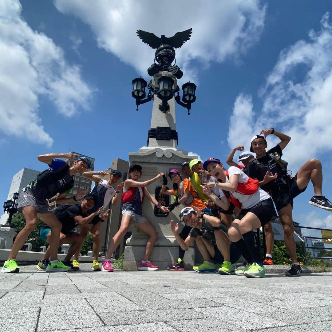 きゃっするひとみーさんのインスタグラム写真 - (きゃっするひとみーInstagram)「お城✖️ランニング🏯❤️❤️  広島に参城〜🏯❤️❤️❤️  広島人の知らない広島城、毛利輝元ゆかりの地を走る！！ランニングイベント🏯  広島、福山まではいってたものの、広島市の方に来るのは大学生ぶり☺️  広島城は毛利輝元が築いた城で、黒漆塗りの下見板が張られた板張りの 美しい城、広さ、堀、石垣、櫓と見どころたっぷりの広島城🏯✨ （広島城についてはまた詳しく🏯）  暑さや社会情勢もあり、少人数でしたいなぁ。。と思い10名での開催でした☺️でもこれがみなさんとゆっくり話せて、参加者の皆さんも仲良くなってくれて嬉しかったー😭😭✨  実は初めて行く広島城でしたが、行くまでにもたくさんサポートしてくださったたつやさんのおかげで、下見も含めて安全にイベント終了しました👍✨ @tatsuya_2107  改めてありがとうございます🏯❤️  ランニングを楽しむ皆様にとって、お城はすごく身近なものだと思ってるのですが、城のあるなしだけや、周りを走るだけじゃもったいない✨ と思ってお城や町を楽しく走れるポイントを伝えれたらと思ってます☺️❤️❤️  そしていろんな街でみつけた城を楽しんでほしいし、生まれ育った街や、縁のある街をさらに好きになってくれたらいいなぁ☺️  次はどのお城に行こう☺️  来てくださった皆様、ありがとうございました！！！！  ランチは広島駅ちかくのお好み焼き屋さん❤️（広島焼きとちゃいます😂😂）でうどんとイカ天のお好み焼き！！！  これがおいしくて😭 まぜ焼き（大阪のお好み焼き）より好きかも！笑  まだまだ走りたいお城、たべたい街ばっかりやー😂😂😂  本日のルート🏯  広島駅すぐのHIROSIMAモニュメント集合 ↓ 明星院 ↓ 広島城 ↓ 縮景園 ↓ 猿猴橋  #広島城 #hiroshima  #hiroshimacastle  #ランニング #ランニング好きな人と繋がりたい  #ランニング女子  #ランニングイベント #お城 #お城巡り  #お城好きと繋がりたい  #広島グルメ  #広島カープ #阪神タイガース  #阪神  #球場グルメ  #mazdazoomzoom  #ランニングウェア  #ランニングシューズ  #広島観光」8月7日 21時07分 - takaxjumppp