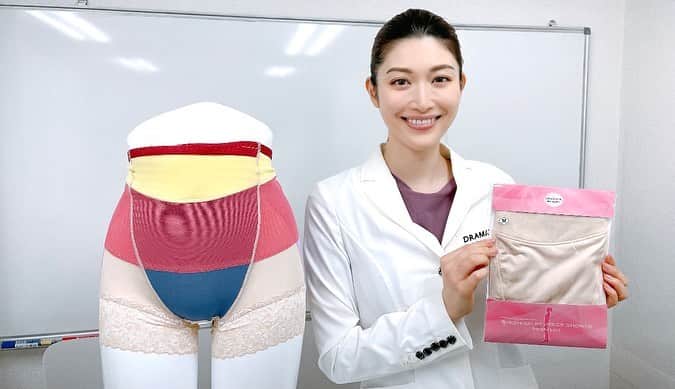 櫻井麻美さんのインスタグラム写真 - (櫻井麻美Instagram)「【今週火曜日】8月9日(火)21:00〜ショップチャンネル📺（生放送）で、改良に改良を重ねた自信作"美姿勢リバースショーツPremium"を販売いたします‼︎ ・ 実は私が開発した"リバース構造"、特許を出願中です。 ・ 他では体験できないこのリバース構造によるボディメイクと、7cmの超幅広レースによるおしりがはみ出ることのない快適さを是非経験していただきたいです✨ ・ 特に履いていただきたい方は ✔️ぽっこりお腹 ✔️タレ尻 ✔️腰の不調 でお悩みのあなた♡ この3つを一瞬で解決するためのコツもお伝えしますので是非番組をご覧ください📺 ・ 暑い夏だからこそ、クーラーで冷えやすく、体調を崩しやすくなっています。リバースショーツで、お腹だけは冷えないように‼︎今こそ履いてほしいです☀️ ・ カラーは3色で、特にこだわったのはモーヴピンクです。 大人でも抵抗なく履けるとってもお洒落なくすみピンク💕私の思い通りの色に仕上がってます‼︎可愛いから見てね♪ ・ ※ショップチャンネルが観られない方も、ショップチャンネルのホームページからリアルタイムでご覧いただけます☺️ ・ ・ #美姿勢リバースショーツ #特許取得  #リニューアル  #補正下着 #骨盤ショーツ  #ショップチャンネル #美姿勢 #姿勢矯正  #ぽっこりお腹解消 #ウエストシェイプ  #垂れ尻  #ヒップアップ #腰が楽 #ボディメイク #リバースショーツ #美姿勢意識リバースショーツ #美姿勢意識リバースショーツプレミアム #櫻井麻美」8月7日 21時09分 - mamiosakurai