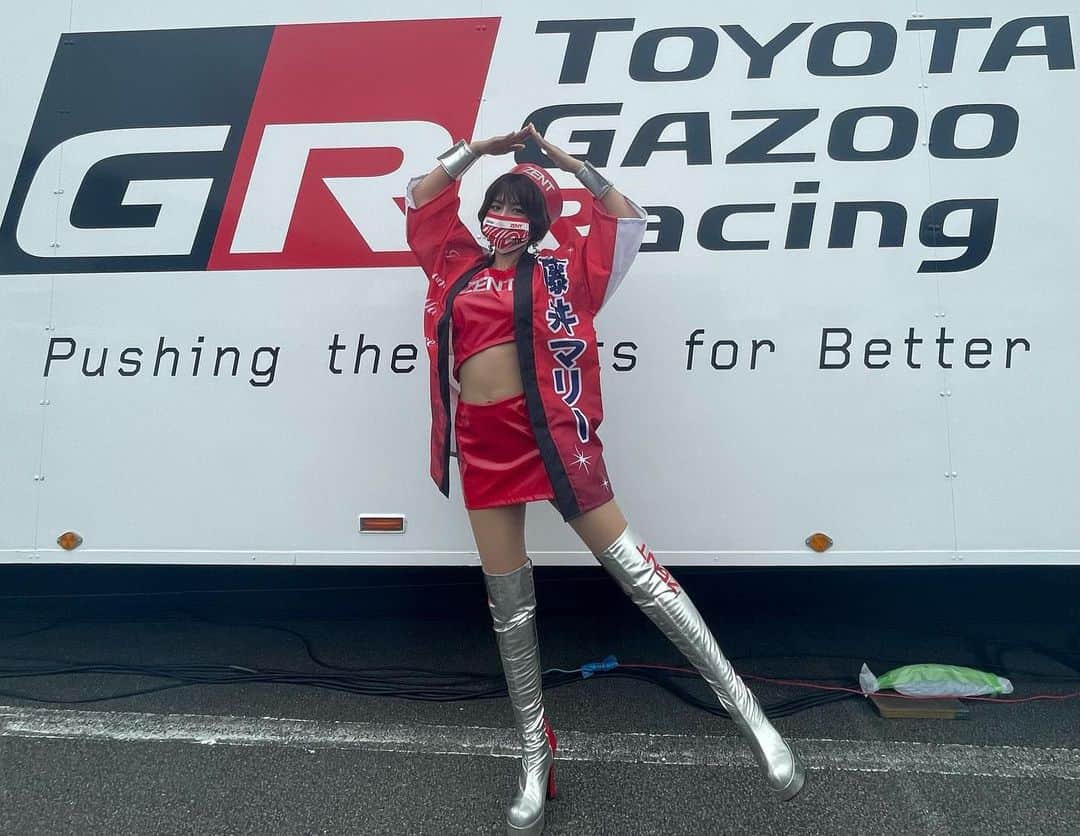 藤井マリーさんのインスタグラム写真 - (藤井マリーInstagram)「🏁  🚗TGR TEAM ZENT CERUMO  #38 ZENT CERUMO GR Supra 立川祐路選手 ／ 石浦宏明選手  #SUPERGT Rd.4 富士スピードウェイ  ２か月ぶりとなったスーパーGT  予選ではなんとQ1担当の石浦選手がトップタイムを叩き出し1位通過👏😭💗  そしてQ2では激しいタイムの削りあいの果て立川選手が4番手タイム！！ 決勝は4番手からのスタートとなりました✨  38号車は決勝4番手からスタートし、前戦で課せられたエンジンとモノコック交換のペナルティ消化の為すぐにピットに入りました！  予選の通りマシンの調子が良くペナルティ消化で最後尾にはなりましたが、昨年のオートポリスのような 追い上げに期待がかかるレース！！！  ここから巻き返しという場面で 42週目に異変が。  38号車はトラブルによりピットに入ろうとしましたが ピットレーン途中で自力で動けずに止まってしまいました。  メカさんたちがマシンを押してピットに戻してくださいましたが、残念ながらリタイアとなりました😢😢  2戦連続のリタイアと厳しいレースが続いてますが、次戦の鈴鹿ではチームの皆さんの頑張りが報われますように…！  今大会で立川選手が　SUPERGT 201戦目を迎えました👏💗  ピットでお祝いをしたのですが、沢山のファンの方に来ていただき愛されているチームだなと改めて感じました！！  それだけ今まで強くかっこよく、多くの方に感動を与えたチームだからこその空間だったんだと思います。  結果は残念ではありましたが、皆さんと一緒の思いで応援出来ることがほんとうに幸せなのです！！！  苦しいレースの先に、復活のZENT。頂点に辿り着けますように！！  引き続き応援宜しくお願い致します！  #ZENT #zentsweeties2022 #TOYOTA #supra #recerumo #モータースポーツ #富士スピードウェイ  #コスチューム #レース   定期プロフィール🥀  #くびれ 55cm #おしり 1m #砂時計くびれ  #レースクイーン #グラビアアイドル #タレント #骨格ストレート #ボクシング女子 元 #美容部員 #ショートカット #japanesegirl #藤井マリー」8月7日 21時20分 - fujimary_6