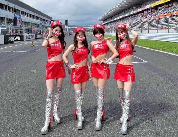 藤井マリーさんのインスタグラム写真 - (藤井マリーInstagram)「🏁  🚗TGR TEAM ZENT CERUMO  #38 ZENT CERUMO GR Supra 立川祐路選手 ／ 石浦宏明選手  #SUPERGT Rd.4 富士スピードウェイ  ２か月ぶりとなったスーパーGT  予選ではなんとQ1担当の石浦選手がトップタイムを叩き出し1位通過👏😭💗  そしてQ2では激しいタイムの削りあいの果て立川選手が4番手タイム！！ 決勝は4番手からのスタートとなりました✨  38号車は決勝4番手からスタートし、前戦で課せられたエンジンとモノコック交換のペナルティ消化の為すぐにピットに入りました！  予選の通りマシンの調子が良くペナルティ消化で最後尾にはなりましたが、昨年のオートポリスのような 追い上げに期待がかかるレース！！！  ここから巻き返しという場面で 42週目に異変が。  38号車はトラブルによりピットに入ろうとしましたが ピットレーン途中で自力で動けずに止まってしまいました。  メカさんたちがマシンを押してピットに戻してくださいましたが、残念ながらリタイアとなりました😢😢  2戦連続のリタイアと厳しいレースが続いてますが、次戦の鈴鹿ではチームの皆さんの頑張りが報われますように…！  今大会で立川選手が　SUPERGT 201戦目を迎えました👏💗  ピットでお祝いをしたのですが、沢山のファンの方に来ていただき愛されているチームだなと改めて感じました！！  それだけ今まで強くかっこよく、多くの方に感動を与えたチームだからこその空間だったんだと思います。  結果は残念ではありましたが、皆さんと一緒の思いで応援出来ることがほんとうに幸せなのです！！！  苦しいレースの先に、復活のZENT。頂点に辿り着けますように！！  引き続き応援宜しくお願い致します！  #ZENT #zentsweeties2022 #TOYOTA #supra #recerumo #モータースポーツ #富士スピードウェイ  #コスチューム #レース   定期プロフィール🥀  #くびれ 55cm #おしり 1m #砂時計くびれ  #レースクイーン #グラビアアイドル #タレント #骨格ストレート #ボクシング女子 元 #美容部員 #ショートカット #japanesegirl #藤井マリー」8月7日 21時20分 - fujimary_6