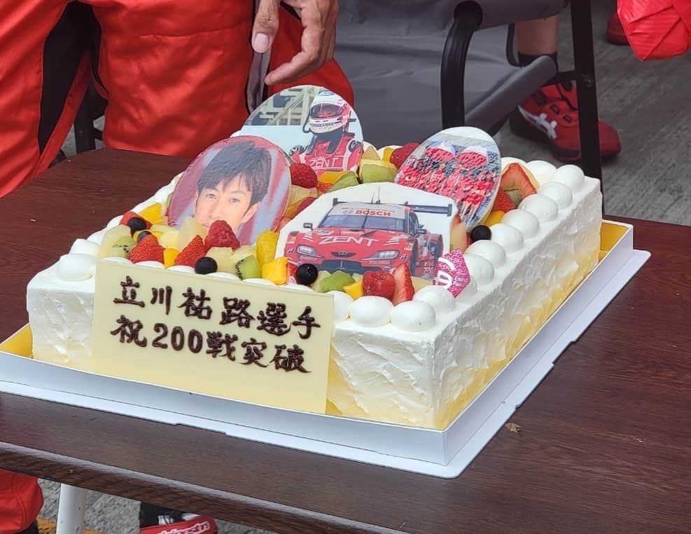 藤井マリーさんのインスタグラム写真 - (藤井マリーInstagram)「🏁  🚗TGR TEAM ZENT CERUMO  #38 ZENT CERUMO GR Supra 立川祐路選手 ／ 石浦宏明選手  #SUPERGT Rd.4 富士スピードウェイ  ２か月ぶりとなったスーパーGT  予選ではなんとQ1担当の石浦選手がトップタイムを叩き出し1位通過👏😭💗  そしてQ2では激しいタイムの削りあいの果て立川選手が4番手タイム！！ 決勝は4番手からのスタートとなりました✨  38号車は決勝4番手からスタートし、前戦で課せられたエンジンとモノコック交換のペナルティ消化の為すぐにピットに入りました！  予選の通りマシンの調子が良くペナルティ消化で最後尾にはなりましたが、昨年のオートポリスのような 追い上げに期待がかかるレース！！！  ここから巻き返しという場面で 42週目に異変が。  38号車はトラブルによりピットに入ろうとしましたが ピットレーン途中で自力で動けずに止まってしまいました。  メカさんたちがマシンを押してピットに戻してくださいましたが、残念ながらリタイアとなりました😢😢  2戦連続のリタイアと厳しいレースが続いてますが、次戦の鈴鹿ではチームの皆さんの頑張りが報われますように…！  今大会で立川選手が　SUPERGT 201戦目を迎えました👏💗  ピットでお祝いをしたのですが、沢山のファンの方に来ていただき愛されているチームだなと改めて感じました！！  それだけ今まで強くかっこよく、多くの方に感動を与えたチームだからこその空間だったんだと思います。  結果は残念ではありましたが、皆さんと一緒の思いで応援出来ることがほんとうに幸せなのです！！！  苦しいレースの先に、復活のZENT。頂点に辿り着けますように！！  引き続き応援宜しくお願い致します！  #ZENT #zentsweeties2022 #TOYOTA #supra #recerumo #モータースポーツ #富士スピードウェイ  #コスチューム #レース   定期プロフィール🥀  #くびれ 55cm #おしり 1m #砂時計くびれ  #レースクイーン #グラビアアイドル #タレント #骨格ストレート #ボクシング女子 元 #美容部員 #ショートカット #japanesegirl #藤井マリー」8月7日 21時20分 - fujimary_6