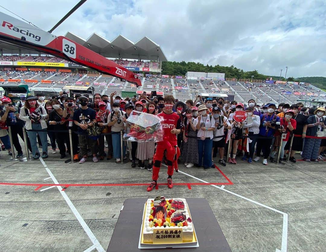 藤井マリーさんのインスタグラム写真 - (藤井マリーInstagram)「🏁  🚗TGR TEAM ZENT CERUMO  #38 ZENT CERUMO GR Supra 立川祐路選手 ／ 石浦宏明選手  #SUPERGT Rd.4 富士スピードウェイ  ２か月ぶりとなったスーパーGT  予選ではなんとQ1担当の石浦選手がトップタイムを叩き出し1位通過👏😭💗  そしてQ2では激しいタイムの削りあいの果て立川選手が4番手タイム！！ 決勝は4番手からのスタートとなりました✨  38号車は決勝4番手からスタートし、前戦で課せられたエンジンとモノコック交換のペナルティ消化の為すぐにピットに入りました！  予選の通りマシンの調子が良くペナルティ消化で最後尾にはなりましたが、昨年のオートポリスのような 追い上げに期待がかかるレース！！！  ここから巻き返しという場面で 42週目に異変が。  38号車はトラブルによりピットに入ろうとしましたが ピットレーン途中で自力で動けずに止まってしまいました。  メカさんたちがマシンを押してピットに戻してくださいましたが、残念ながらリタイアとなりました😢😢  2戦連続のリタイアと厳しいレースが続いてますが、次戦の鈴鹿ではチームの皆さんの頑張りが報われますように…！  今大会で立川選手が　SUPERGT 201戦目を迎えました👏💗  ピットでお祝いをしたのですが、沢山のファンの方に来ていただき愛されているチームだなと改めて感じました！！  それだけ今まで強くかっこよく、多くの方に感動を与えたチームだからこその空間だったんだと思います。  結果は残念ではありましたが、皆さんと一緒の思いで応援出来ることがほんとうに幸せなのです！！！  苦しいレースの先に、復活のZENT。頂点に辿り着けますように！！  引き続き応援宜しくお願い致します！  #ZENT #zentsweeties2022 #TOYOTA #supra #recerumo #モータースポーツ #富士スピードウェイ  #コスチューム #レース   定期プロフィール🥀  #くびれ 55cm #おしり 1m #砂時計くびれ  #レースクイーン #グラビアアイドル #タレント #骨格ストレート #ボクシング女子 元 #美容部員 #ショートカット #japanesegirl #藤井マリー」8月7日 21時20分 - fujimary_6