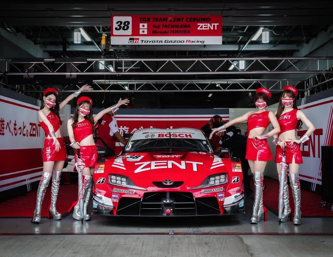 藤井マリーさんのインスタグラム写真 - (藤井マリーInstagram)「🏁  🚗TGR TEAM ZENT CERUMO  #38 ZENT CERUMO GR Supra 立川祐路選手 ／ 石浦宏明選手  #SUPERGT Rd.4 富士スピードウェイ  ２か月ぶりとなったスーパーGT  予選ではなんとQ1担当の石浦選手がトップタイムを叩き出し1位通過👏😭💗  そしてQ2では激しいタイムの削りあいの果て立川選手が4番手タイム！！ 決勝は4番手からのスタートとなりました✨  38号車は決勝4番手からスタートし、前戦で課せられたエンジンとモノコック交換のペナルティ消化の為すぐにピットに入りました！  予選の通りマシンの調子が良くペナルティ消化で最後尾にはなりましたが、昨年のオートポリスのような 追い上げに期待がかかるレース！！！  ここから巻き返しという場面で 42週目に異変が。  38号車はトラブルによりピットに入ろうとしましたが ピットレーン途中で自力で動けずに止まってしまいました。  メカさんたちがマシンを押してピットに戻してくださいましたが、残念ながらリタイアとなりました😢😢  2戦連続のリタイアと厳しいレースが続いてますが、次戦の鈴鹿ではチームの皆さんの頑張りが報われますように…！  今大会で立川選手が　SUPERGT 201戦目を迎えました👏💗  ピットでお祝いをしたのですが、沢山のファンの方に来ていただき愛されているチームだなと改めて感じました！！  それだけ今まで強くかっこよく、多くの方に感動を与えたチームだからこその空間だったんだと思います。  結果は残念ではありましたが、皆さんと一緒の思いで応援出来ることがほんとうに幸せなのです！！！  苦しいレースの先に、復活のZENT。頂点に辿り着けますように！！  引き続き応援宜しくお願い致します！  #ZENT #zentsweeties2022 #TOYOTA #supra #recerumo #モータースポーツ #富士スピードウェイ  #コスチューム #レース   定期プロフィール🥀  #くびれ 55cm #おしり 1m #砂時計くびれ  #レースクイーン #グラビアアイドル #タレント #骨格ストレート #ボクシング女子 元 #美容部員 #ショートカット #japanesegirl #藤井マリー」8月7日 21時20分 - fujimary_6
