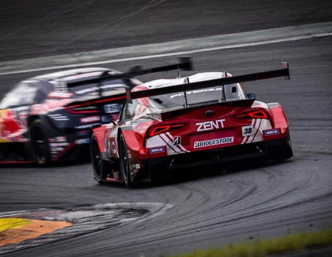 藤井マリーさんのインスタグラム写真 - (藤井マリーInstagram)「🏁  🚗TGR TEAM ZENT CERUMO  #38 ZENT CERUMO GR Supra 立川祐路選手 ／ 石浦宏明選手  #SUPERGT Rd.4 富士スピードウェイ  ２か月ぶりとなったスーパーGT  予選ではなんとQ1担当の石浦選手がトップタイムを叩き出し1位通過👏😭💗  そしてQ2では激しいタイムの削りあいの果て立川選手が4番手タイム！！ 決勝は4番手からのスタートとなりました✨  38号車は決勝4番手からスタートし、前戦で課せられたエンジンとモノコック交換のペナルティ消化の為すぐにピットに入りました！  予選の通りマシンの調子が良くペナルティ消化で最後尾にはなりましたが、昨年のオートポリスのような 追い上げに期待がかかるレース！！！  ここから巻き返しという場面で 42週目に異変が。  38号車はトラブルによりピットに入ろうとしましたが ピットレーン途中で自力で動けずに止まってしまいました。  メカさんたちがマシンを押してピットに戻してくださいましたが、残念ながらリタイアとなりました😢😢  2戦連続のリタイアと厳しいレースが続いてますが、次戦の鈴鹿ではチームの皆さんの頑張りが報われますように…！  今大会で立川選手が　SUPERGT 201戦目を迎えました👏💗  ピットでお祝いをしたのですが、沢山のファンの方に来ていただき愛されているチームだなと改めて感じました！！  それだけ今まで強くかっこよく、多くの方に感動を与えたチームだからこその空間だったんだと思います。  結果は残念ではありましたが、皆さんと一緒の思いで応援出来ることがほんとうに幸せなのです！！！  苦しいレースの先に、復活のZENT。頂点に辿り着けますように！！  引き続き応援宜しくお願い致します！  #ZENT #zentsweeties2022 #TOYOTA #supra #recerumo #モータースポーツ #富士スピードウェイ  #コスチューム #レース   定期プロフィール🥀  #くびれ 55cm #おしり 1m #砂時計くびれ  #レースクイーン #グラビアアイドル #タレント #骨格ストレート #ボクシング女子 元 #美容部員 #ショートカット #japanesegirl #藤井マリー」8月7日 21時20分 - fujimary_6