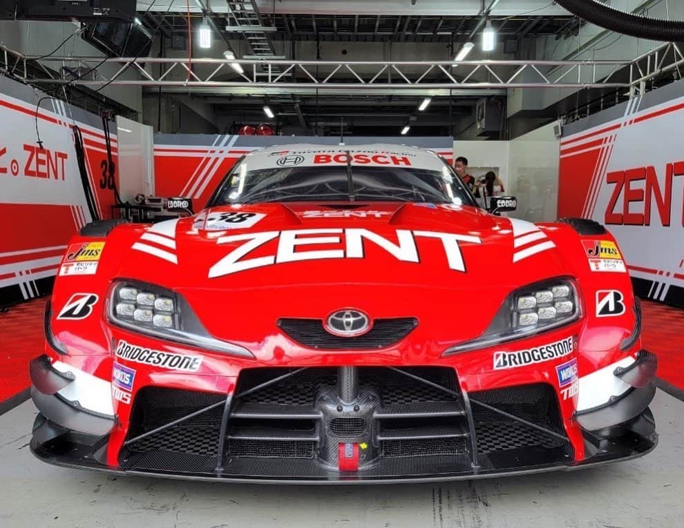 藤井マリーさんのインスタグラム写真 - (藤井マリーInstagram)「🏁  🚗TGR TEAM ZENT CERUMO  #38 ZENT CERUMO GR Supra 立川祐路選手 ／ 石浦宏明選手  #SUPERGT Rd.4 富士スピードウェイ  ２か月ぶりとなったスーパーGT  予選ではなんとQ1担当の石浦選手がトップタイムを叩き出し1位通過👏😭💗  そしてQ2では激しいタイムの削りあいの果て立川選手が4番手タイム！！ 決勝は4番手からのスタートとなりました✨  38号車は決勝4番手からスタートし、前戦で課せられたエンジンとモノコック交換のペナルティ消化の為すぐにピットに入りました！  予選の通りマシンの調子が良くペナルティ消化で最後尾にはなりましたが、昨年のオートポリスのような 追い上げに期待がかかるレース！！！  ここから巻き返しという場面で 42週目に異変が。  38号車はトラブルによりピットに入ろうとしましたが ピットレーン途中で自力で動けずに止まってしまいました。  メカさんたちがマシンを押してピットに戻してくださいましたが、残念ながらリタイアとなりました😢😢  2戦連続のリタイアと厳しいレースが続いてますが、次戦の鈴鹿ではチームの皆さんの頑張りが報われますように…！  今大会で立川選手が　SUPERGT 201戦目を迎えました👏💗  ピットでお祝いをしたのですが、沢山のファンの方に来ていただき愛されているチームだなと改めて感じました！！  それだけ今まで強くかっこよく、多くの方に感動を与えたチームだからこその空間だったんだと思います。  結果は残念ではありましたが、皆さんと一緒の思いで応援出来ることがほんとうに幸せなのです！！！  苦しいレースの先に、復活のZENT。頂点に辿り着けますように！！  引き続き応援宜しくお願い致します！  #ZENT #zentsweeties2022 #TOYOTA #supra #recerumo #モータースポーツ #富士スピードウェイ  #コスチューム #レース   定期プロフィール🥀  #くびれ 55cm #おしり 1m #砂時計くびれ  #レースクイーン #グラビアアイドル #タレント #骨格ストレート #ボクシング女子 元 #美容部員 #ショートカット #japanesegirl #藤井マリー」8月7日 21時20分 - fujimary_6