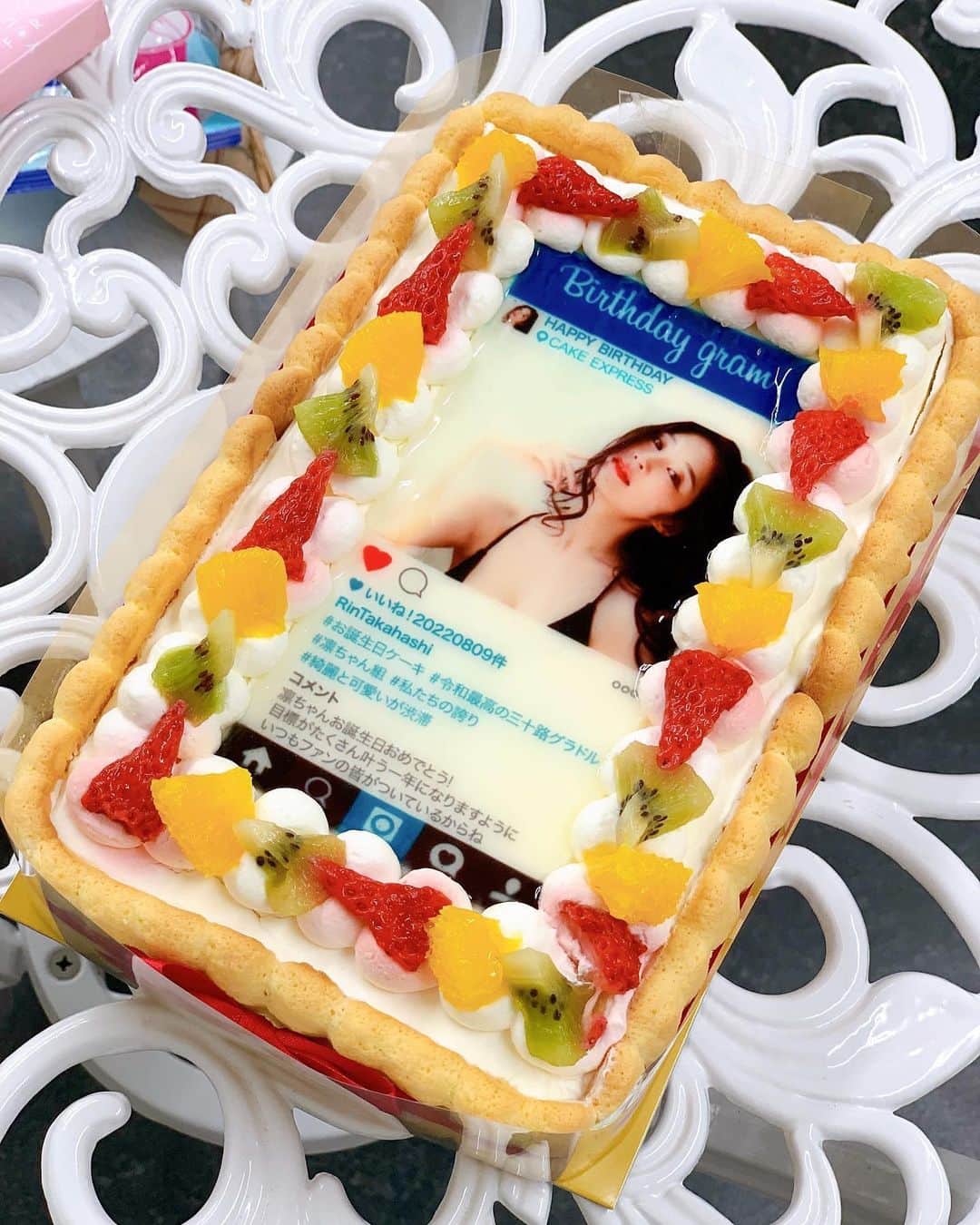 橘花凛さんのインスタグラム写真 - (橘花凛Instagram)「少し早めのお誕生日お祝いも…😭💖😭💕 本当に本当にありがとう😭💖😭💕 とっても嬉しかったよ😭✨✨ 素敵なケーキ食べるのが勿体なかったけど、おいしく頂き完食しました😋💖笑 デコレーションケーキとってもかわいい🎂✨🥰」8月7日 21時27分 - rintakahashi0809