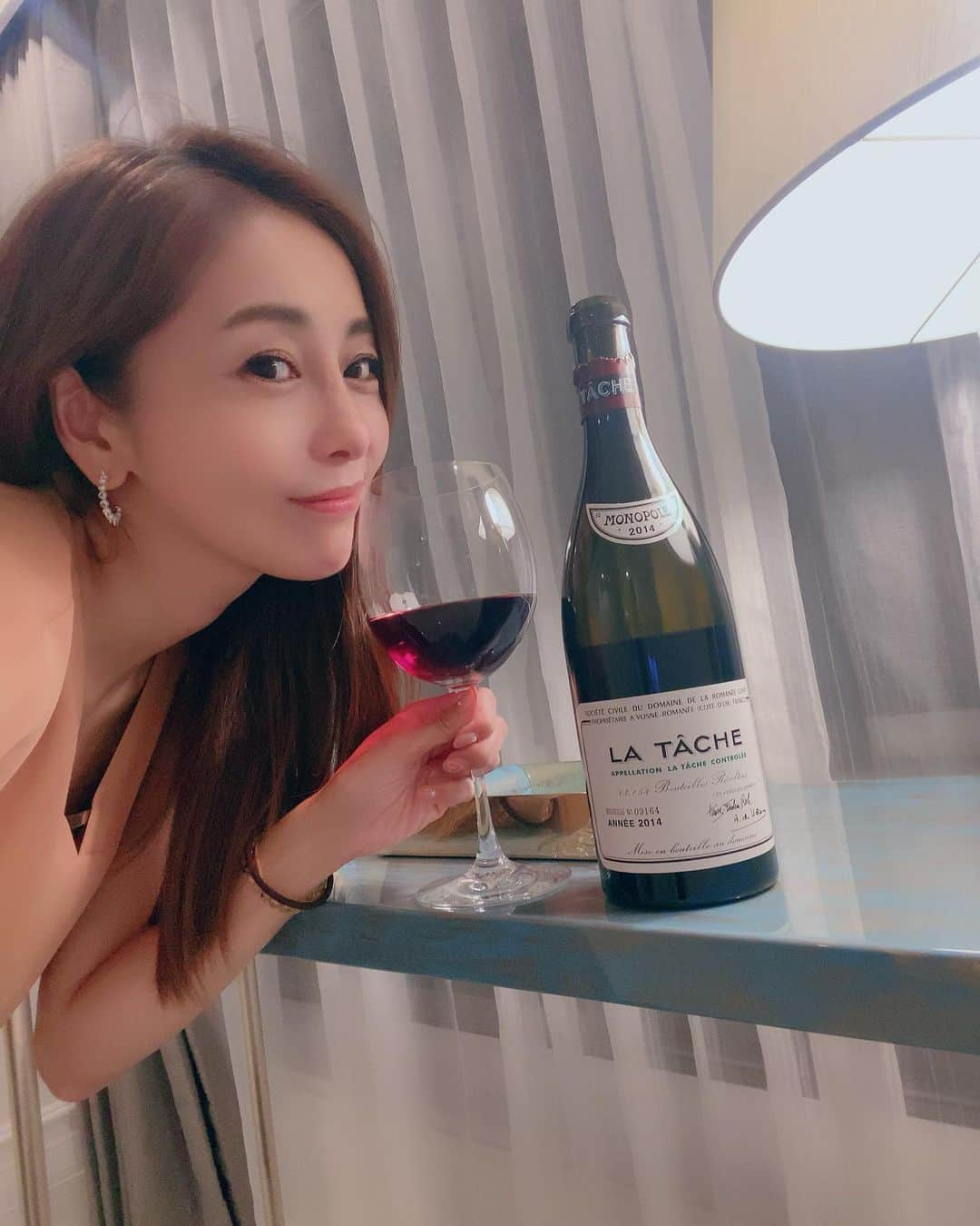 熊切あさ美さんのインスタグラム写真 - (熊切あさ美Instagram)「前に頂いたワインを開けちゃった🍷 今日はレパードS3連単5頭ボックス当たったよ🏇 独身女子でも幸せに過ごしてます だって一人って楽なんだもん☺️ ちびわんたちといるから寂しくないのは問題かな？笑 #ワイン　#wine #熊切あさ美　#独身女子のつぶやき  #独身女子」8月7日 21時30分 - asami_kumakiri