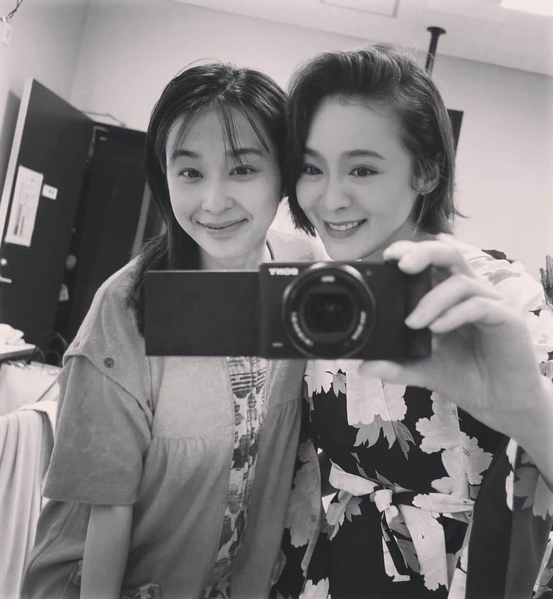 貫地谷しほりさんのインスタグラム写真 - (貫地谷しほりInstagram)「頭痛肩こり樋口一葉 本日公演３日目を迎えました。 このコロナ禍に来てくださるお客様に本当に感謝です。 皆様のおかげで公演を続ける事ができます。 来てくださる方々の感想も本当に励みになるお言葉ばかりで、頑張れます。 写真は私が演じる一葉こと夏子の妹の邦子役のさおりちゃん。 可愛くて綺麗でお稽古の時は横顔にいつも見惚れてました(*´꒳`*) 今回はお鼻や頬に汚しメイクをして邦子らしさを表現されています。 共演者の皆さんは本当に素敵な方ばかりで、疲労困憊でも楽屋に入ってみんなの顔を見ておしゃべりすると元気になる、そんなカンパニーです。 まだまだ公演は続きます。 劇場でお待ちしています！  そして今夜は私が吹き替えをさせていただいている『アストリッドとラファエル』の第2話になります。 今夜も目が離せません！ 是非ご覧ください(*^ω^*)  #舞台 #頭痛肩こり樋口一葉 #瀬戸さおり #NHK #アストリッドとラファエル文書係の事件録 #今夜 #23時 #放送」8月7日 21時49分 - shihori_kanjiya