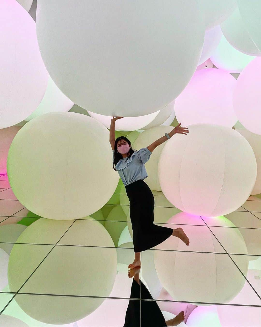 大島璃乃さんのインスタグラム写真 - (大島璃乃Instagram)「🏵🌸💠 「teamLab⭐️Planets TOKYO DMM 豊洲」 行ったときの写真📸✨  あえてネット情報を見ずに行ったら たくさんの驚きがありました😳❤️ いろんな作品に触れて楽しかった~🤭 参加型の作品もあるので 行った際にはぜひ体験してみてください✨  1.2枚目の写真のお花は生のお花💐💐💐 周り全部お花に囲まれて癒された💕  あとで動画も載せます🌈✨  ※写真撮影時以外はマスク着用してます。  #チームラボ #チームラボ豊洲 #豊洲  #チームラボプラネッツ #teamlab  #teamlabplanets #toyosu  #花 #花束 #生花 #生花ブーケ  #アート #メイク #メイクアップ  #オススメ #おすすめスポット #観光  #観光スポット  #sightseeing #lights #art #artgallery  #tokyo #spot」8月7日 22時24分 - oisland_rino25