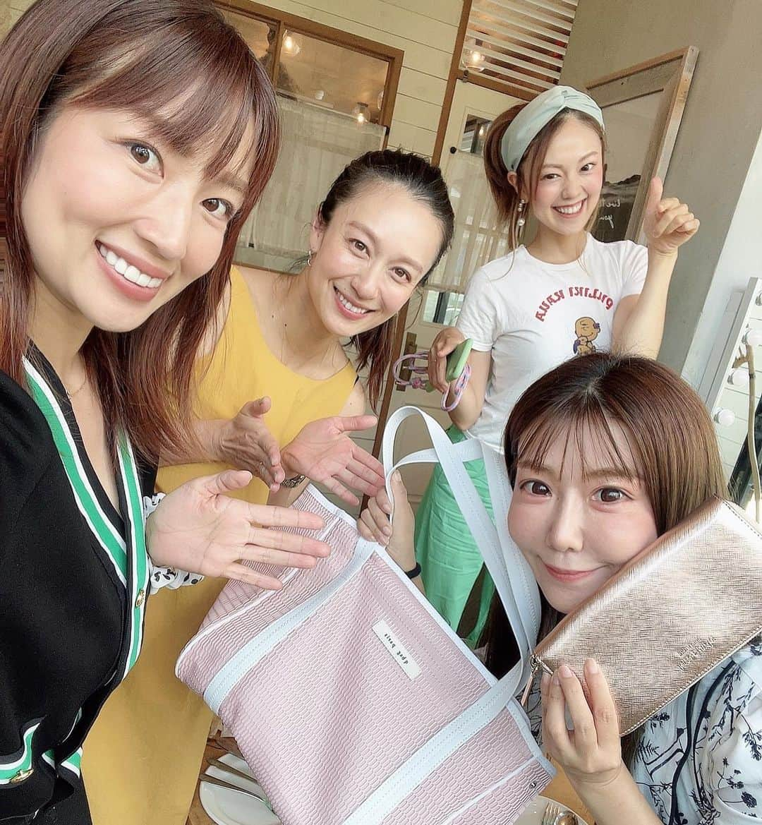 庄司ゆうこさんのインスタグラム写真 - (庄司ゆうこInstagram)「お祝い続き💓 まず1枚目は華彩ななちゃんのお誕生日お祝いを銀座billsで❣️ 41歳には全く見えない😂 いつも一緒にいて、絶対ななちんのほうが若く見られる🤣 今月は子連れでも遊ぶ約束しているし、楽しみだなぁ💓 本当に何でも話せる大事な友人です💓 そして5枚目は弊社インストラクターのきょうこ先生のお誕生日会❣️ もう10年以上働いてくれている恭子ちゃん✨毎週、朝６時からのレギュラーレッスンを長く続けてくれて本当に感謝☺️ これからもよろしくね💓 #お誕生日#ランチ会#お祝い#銀座#bills#ヘブンリー#代官山」8月7日 22時30分 - yuko.shoji