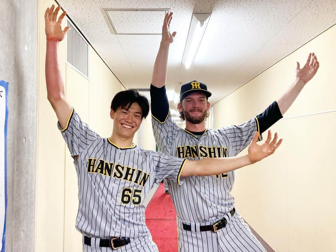 阪神タイガースさんのインスタグラム写真 - (阪神タイガースInstagram)「8回・9回を無失点に抑え試合を締めた湯浅選手とケラー選手！ケラー選手は来日初セーブです！ふたり揃って#kkポーズ  #湯浅京己 選手 #32ホールド #アツアツ の投球 #カイルケラー 選手 #来日初セーブ  #阪神タイガース  #イチにカケル！」8月7日 22時32分 - hanshintigers_official