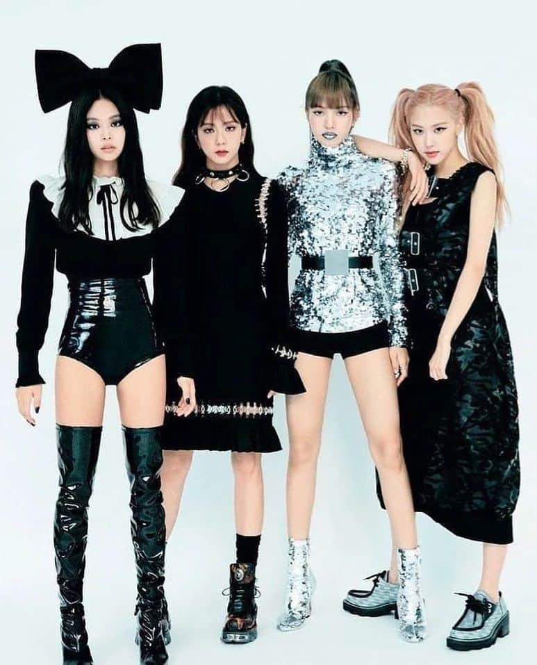 リサさんのインスタグラム写真 - (リサInstagram)「HAPPY 6TH YEAR TO THE BIGGEST GIRL GROUP! Hope for more achievement you get in the near future. See you in your world tour. 💞  #SIXcredibleYearsWithBLACKPINK #육년동안_내심장의색은_블랙핑크 #อยู่กันมา6ปีแล้วนะBLACKPINK #BLACKPINK出道六周年快乐 . . . #LISA #LALISA #리사 #블랙핑크 #BLACKPINK #LALISAMANOBAN #LALISAMANOBAL #blackpinklisa #lisablackpink」8月7日 23時15分 - lisa.blackpink