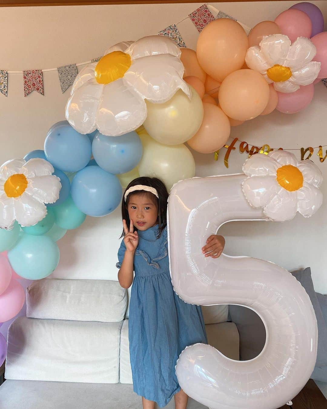 潮田玲子さんのインスタグラム写真 - (潮田玲子Instagram)「娘5歳の誕生日を迎えました🎂🎊🎉 ずーっとずーっと楽しみにしていた誕生日😍💕 大きくなったなーとしみじみ🥰 あっという間に大きくなっていくんですねー🥹☝️ 嬉しいような寂しいような😅  心からおめでとう🥰💕💕💕  今月は何度もお祝いする予定です🤣笑  最後の写真は私が5歳頃のもの。 輪郭とか雰囲気がやっぱり娘と似てるなーとこちらもしみじみ😂☝️ 似てますよね？！🤭☝️  #娘 #5歳 #お誕生日おめでとう #似顔絵も似てる」8月8日 0時03分 - reikoshiota_official