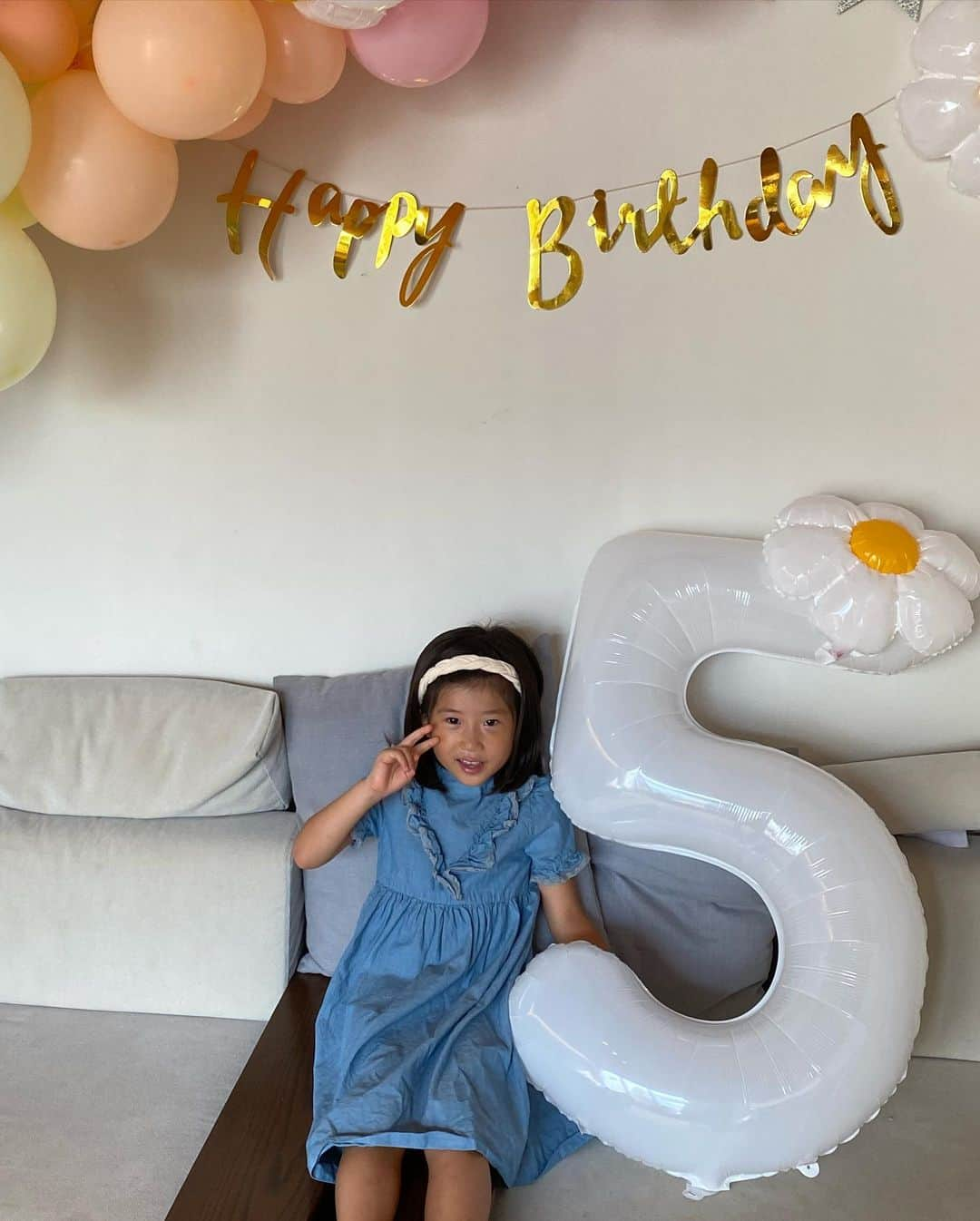 潮田玲子さんのインスタグラム写真 - (潮田玲子Instagram)「娘5歳の誕生日を迎えました🎂🎊🎉 ずーっとずーっと楽しみにしていた誕生日😍💕 大きくなったなーとしみじみ🥰 あっという間に大きくなっていくんですねー🥹☝️ 嬉しいような寂しいような😅  心からおめでとう🥰💕💕💕  今月は何度もお祝いする予定です🤣笑  最後の写真は私が5歳頃のもの。 輪郭とか雰囲気がやっぱり娘と似てるなーとこちらもしみじみ😂☝️ 似てますよね？！🤭☝️  #娘 #5歳 #お誕生日おめでとう #似顔絵も似てる」8月8日 0時03分 - reikoshiota_official