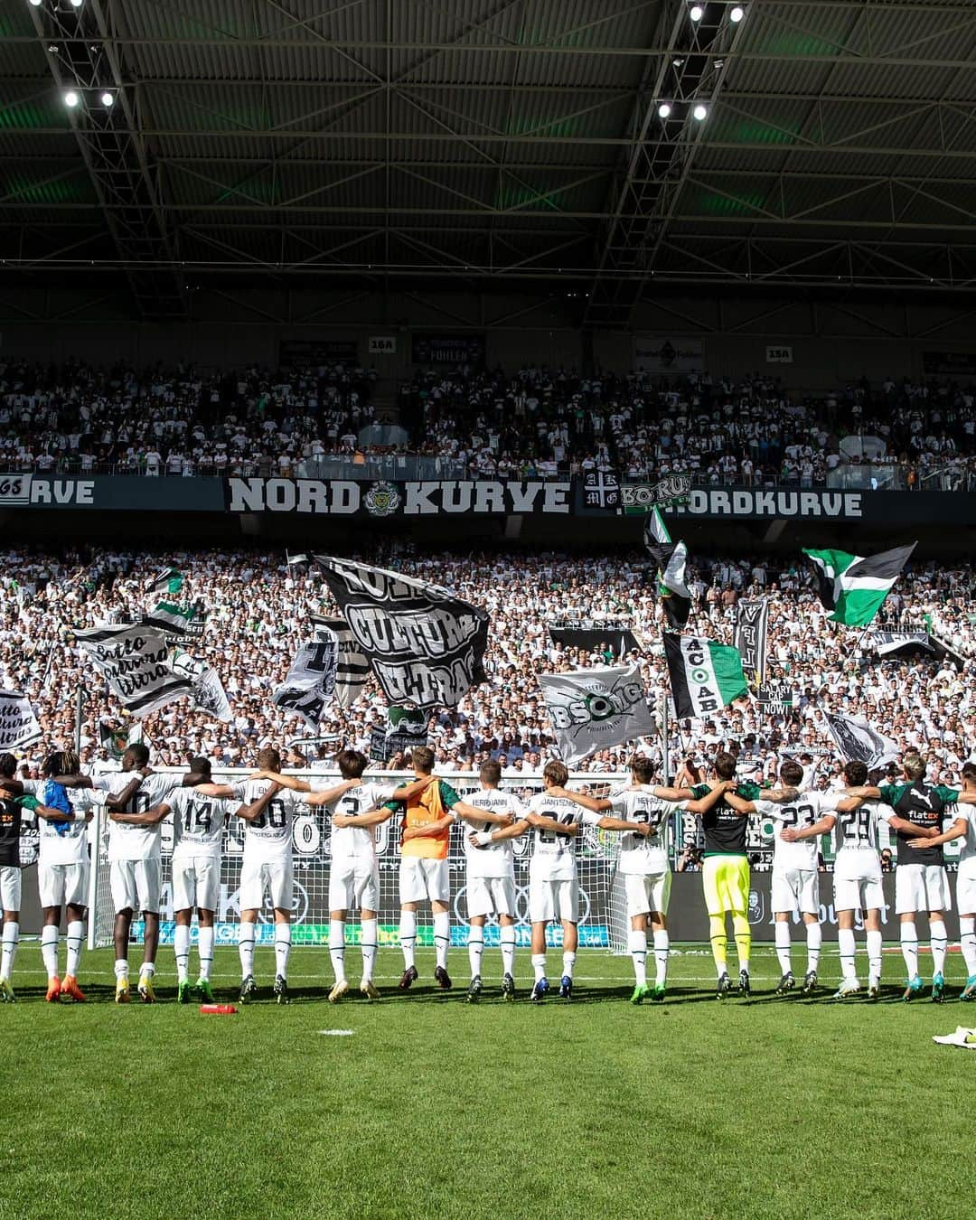 板倉滉さんのインスタグラム写真 - (板倉滉Instagram)「Bundesliga debut ✔️  First match at Borussia Park ✔️  3 points ✔️   Thanks for all your support!!  @borussia」8月8日 2時47分 - kouitakura