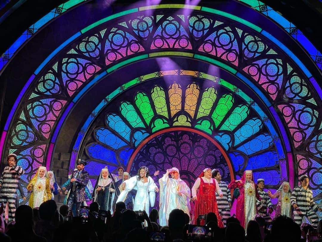 ルーク・エヴァンズさんのインスタグラム写真 - (ルーク・エヴァンズInstagram)「What a joy, the best way to spend my Sunday afternoon in London, watching @sisteractsocial with the brilliant @beverleyknight @ferrifrump and the vibrant and brilliant cast. Also! to watch it sitting next to the class act and legend that is @alanmenken was the icing on the cake! Thank you!!」8月8日 5時41分 - thereallukeevans