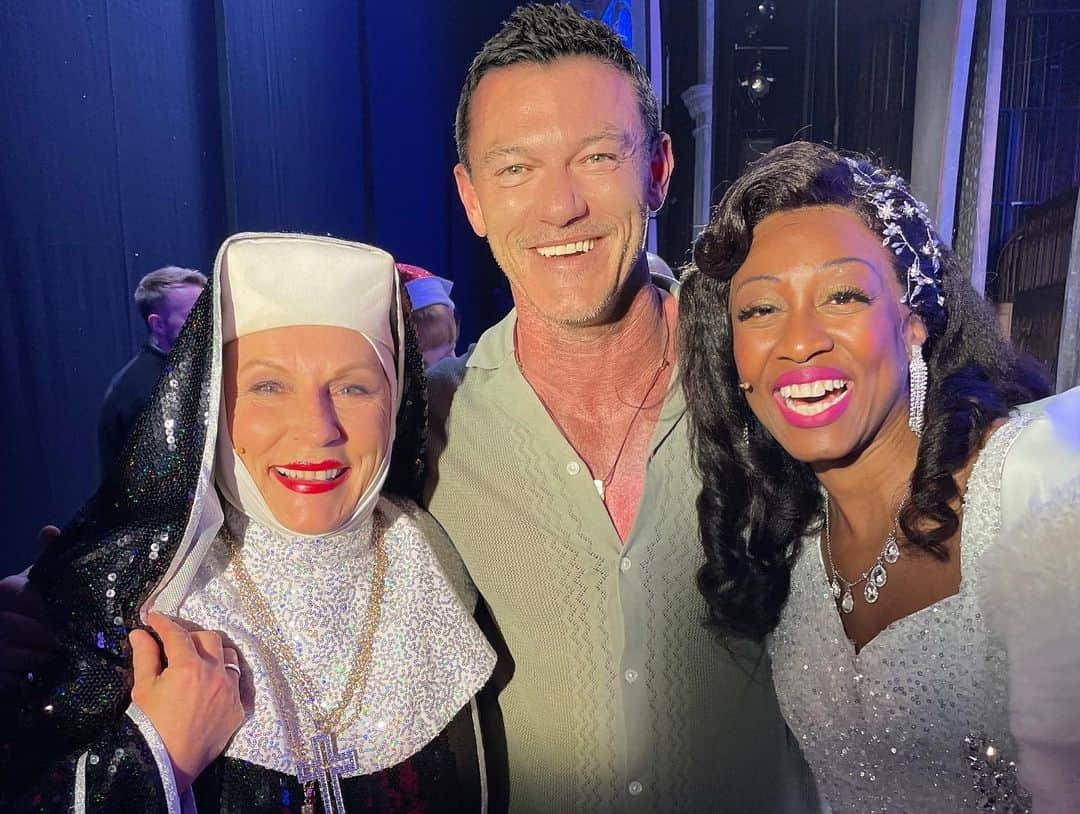 ルーク・エヴァンズさんのインスタグラム写真 - (ルーク・エヴァンズInstagram)「What a joy, the best way to spend my Sunday afternoon in London, watching @sisteractsocial with the brilliant @beverleyknight @ferrifrump and the vibrant and brilliant cast. Also! to watch it sitting next to the class act and legend that is @alanmenken was the icing on the cake! Thank you!!」8月8日 5時41分 - thereallukeevans