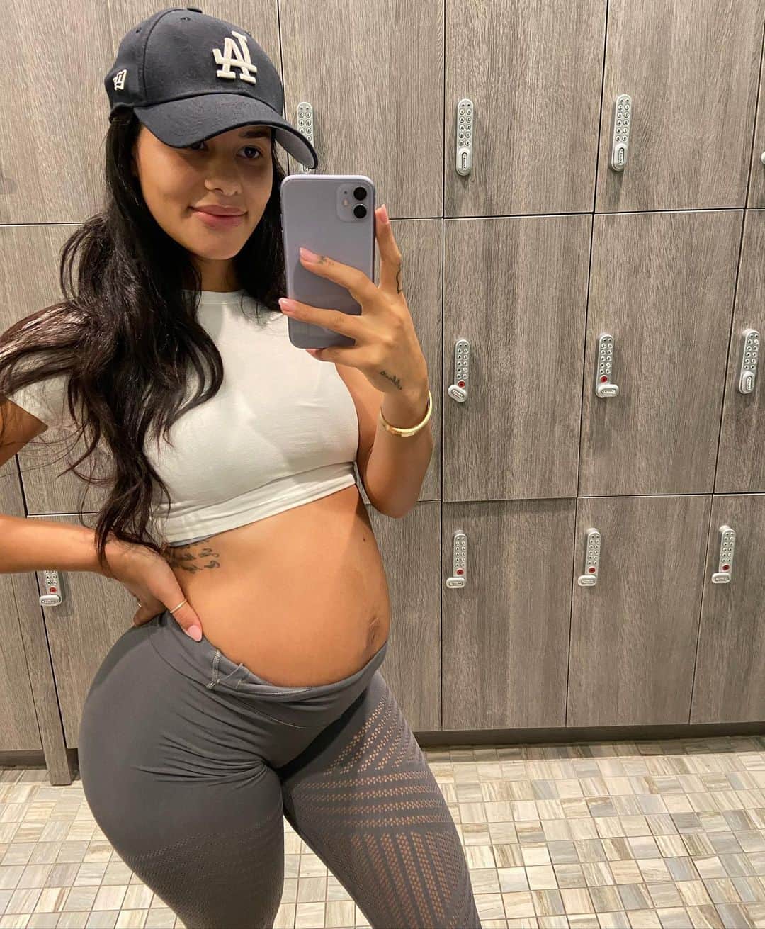 Katya Elise Henryさんのインスタグラム写真 - (Katya Elise HenryInstagram)「DON'T think about the END goal. Focus on what you can do today that's going to be better than yesterday: in the way you eat, the way you move and the way you think and reflect.  Do this consistently enough, and before you know it, you're going to be miles ahead of where you were. It's always daunting until you break it down into little pieces. You got this!  New 8 week SUMMER SHRED challenge starts TOMORROW! Sign up today via link in bio @wbkfit. 💪🏽👑」8月8日 6時04分 - katyaelisehenry