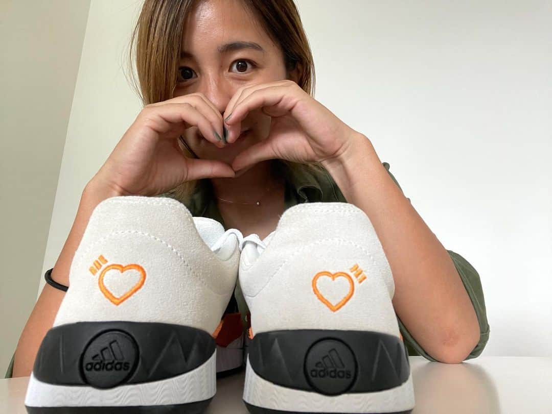 岩渕真奈さんのインスタグラム写真 - (岩渕真奈Instagram)「👟🧡 ⁡ adidas ✖️ humanmade ⁡ 色合いもかわいい🧡 そして個人的にオススメのポイントは シルエットロゴ、踵にあるハートです！🫶🫶 ⁡ #adidasoriginals #humanmade  #adimatic #createdwithadidas @adidas @adidastokyo @humanmade」8月8日 8時27分 - iwabuchi.m_jp