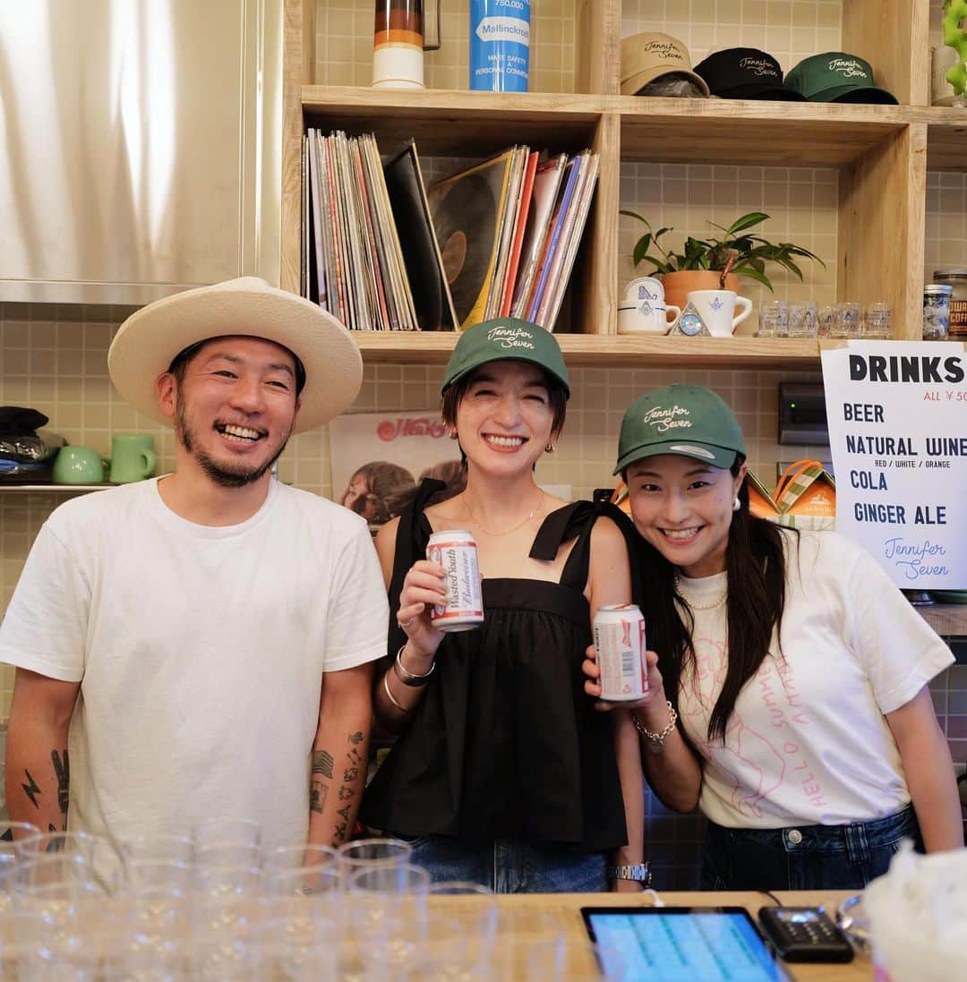 高山都さんのインスタグラム写真 - (高山都Instagram)「昨日は🍔🇻🇳 友達のお店のオープニングイベントへ。 神宮前の @jenniferseven_burgershop ここアメリカ！？🇺🇸くらい本場の雰囲気さながら。 ハンバーガーのバンズがとても好みでした。 @jenniferseven_generalstore 併設された雑貨店で売ってるものが食器もファッションアイテムも可愛くて買った帽子その場でかぶり始めたり。 たくさんの方で賑わってて、こりゃまた原宿の人気スポットになるね。 @atsushi_kurumata あつしくん、おめでとうー！！ そのあとは、ゆっくりしっぽりて @sugahara_pho へ🍜 いつメンで色々話せて楽しかった！！ リボンのキャミは @oblekt_jp とのコラボで新作です！」8月8日 9時34分 - miyare38