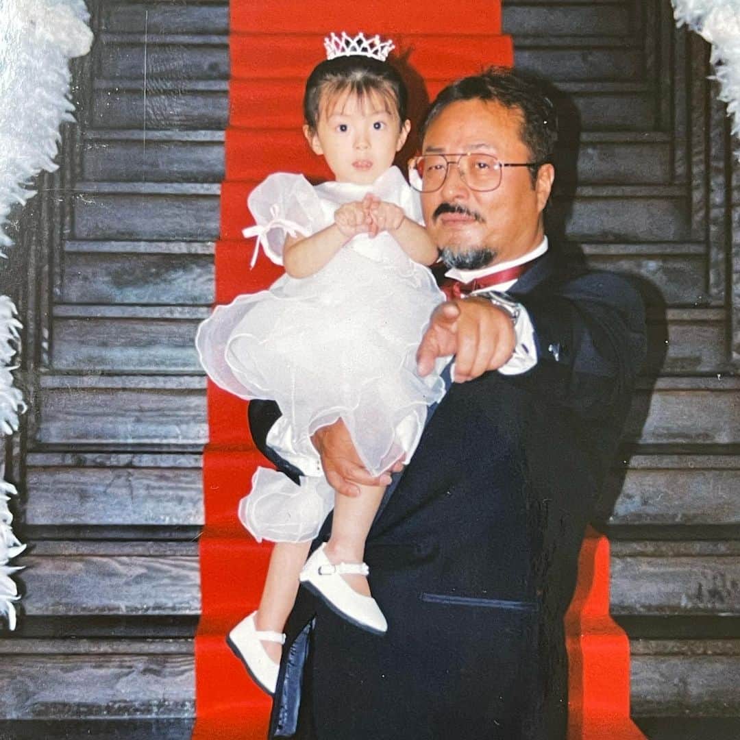 田中律子さんのインスタグラム写真 - (田中律子Instagram)「最愛のパパが、今年天国に旅立ち、5年住んだ沖縄の我が家の前でお世話になったお友達を呼んで、パパのお別れパーティーをしました🌈  お庭から、ハイビスカス🌺やプルメリア🌸の花をたくさんつんで、みんなからはマンゴー🥭やパイナップル🍍をいただいて、パパの周りは南国🏝らしく華やかに✨  我が家のパパは、ホントにみんなに優しく、全てを受け入れて、王様みたいなパパでした🫅 海の向こう、ニライカナイへとみんなでパパを見送りました🌈  パパがお世話になったみなさま、ありがとうございました🙏今頃海の向こうで、日焼けしながら大好きなタバコとコーヒー飲んで、ゆんたくしてるはず😌 ニライカナイから、これからもずっと私を見守っててね🌈  #okinawa  #dady  #最愛のパパ  #ニライカナイへ  #海のトリトン  #お世話になったみなさま  #ありがとうございました  #ずっと見守っててね」8月8日 10時26分 - ri2kotanaka