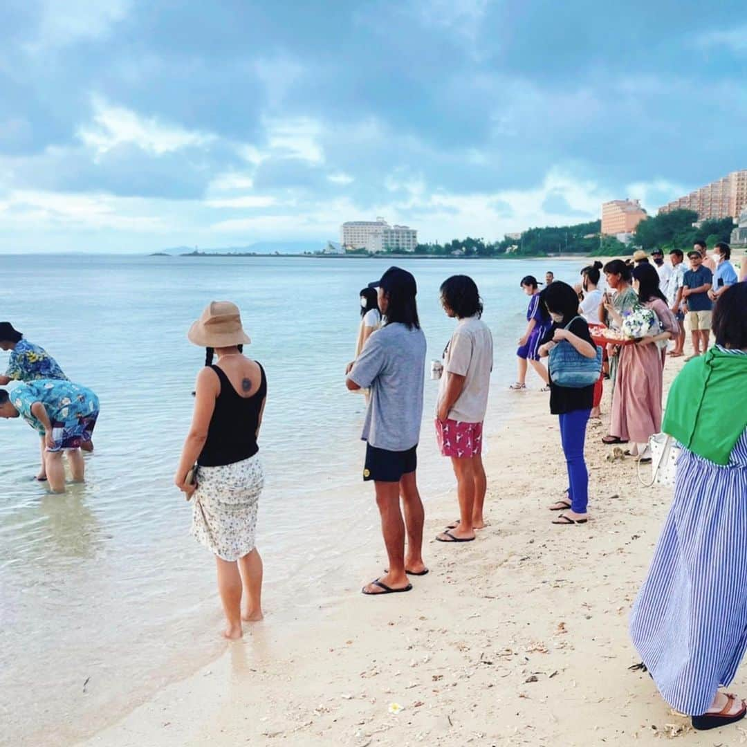 田中律子さんのインスタグラム写真 - (田中律子Instagram)「最愛のパパが、今年天国に旅立ち、5年住んだ沖縄の我が家の前でお世話になったお友達を呼んで、パパのお別れパーティーをしました🌈  お庭から、ハイビスカス🌺やプルメリア🌸の花をたくさんつんで、みんなからはマンゴー🥭やパイナップル🍍をいただいて、パパの周りは南国🏝らしく華やかに✨  我が家のパパは、ホントにみんなに優しく、全てを受け入れて、王様みたいなパパでした🫅 海の向こう、ニライカナイへとみんなでパパを見送りました🌈  パパがお世話になったみなさま、ありがとうございました🙏今頃海の向こうで、日焼けしながら大好きなタバコとコーヒー飲んで、ゆんたくしてるはず😌 ニライカナイから、これからもずっと私を見守っててね🌈  #okinawa  #dady  #最愛のパパ  #ニライカナイへ  #海のトリトン  #お世話になったみなさま  #ありがとうございました  #ずっと見守っててね」8月8日 10時26分 - ri2kotanaka