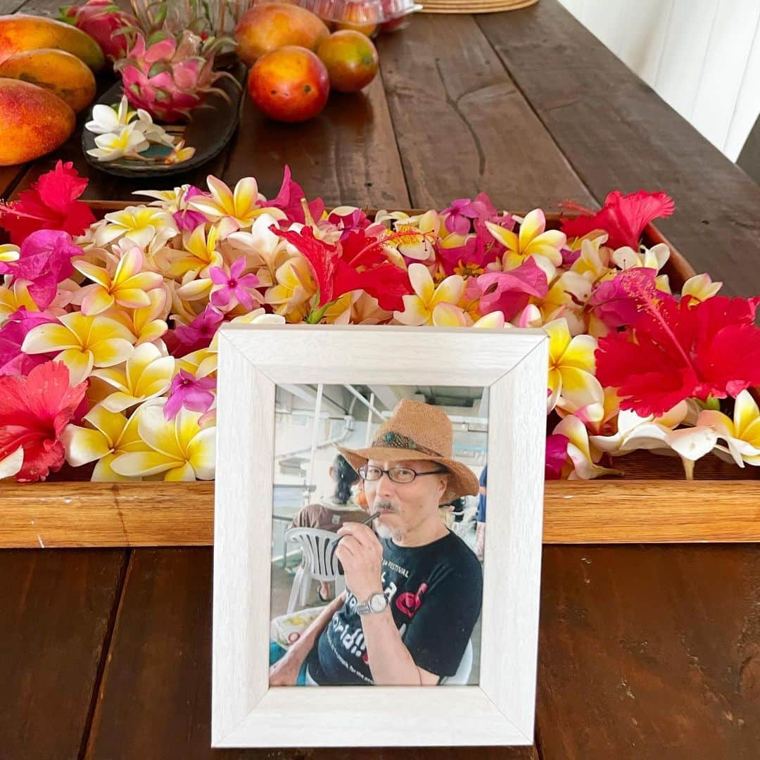 田中律子さんのインスタグラム写真 - (田中律子Instagram)「最愛のパパが、今年天国に旅立ち、5年住んだ沖縄の我が家の前でお世話になったお友達を呼んで、パパのお別れパーティーをしました🌈  お庭から、ハイビスカス🌺やプルメリア🌸の花をたくさんつんで、みんなからはマンゴー🥭やパイナップル🍍をいただいて、パパの周りは南国🏝らしく華やかに✨  我が家のパパは、ホントにみんなに優しく、全てを受け入れて、王様みたいなパパでした🫅 海の向こう、ニライカナイへとみんなでパパを見送りました🌈  パパがお世話になったみなさま、ありがとうございました🙏今頃海の向こうで、日焼けしながら大好きなタバコとコーヒー飲んで、ゆんたくしてるはず😌 ニライカナイから、これからもずっと私を見守っててね🌈  #okinawa  #dady  #最愛のパパ  #ニライカナイへ  #海のトリトン  #お世話になったみなさま  #ありがとうございました  #ずっと見守っててね」8月8日 10時26分 - ri2kotanaka