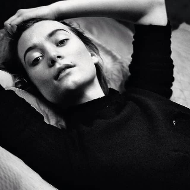 ミア・ワシコウスカのインスタグラム：「#miawasikowska #hey! #😍」