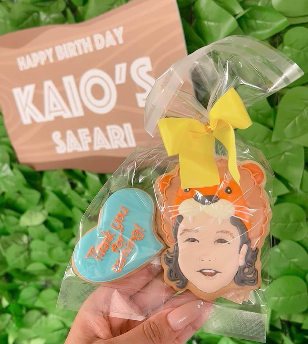 MALIAさんのインスタグラム写真 - (MALIAInstagram)「🦁POKO's Safari🦁 4歳birthday partyのテーマはSafari🤎 ⁡ 動物園やサファリパークが大好きなポコちゃん お家のリビングルームをSafariにしてもらいました‼︎ 🐅🦍🐫🐝🐆🦜🦖🦒🦓🐖🦭🐅🦒🦙 ⁡ ケーキは天才COOKIE BOY🍪 @_cookieboy_  ⁡ 装飾は大好きな後輩の成子🤍 @seikoando @aloparty  ⁡ ケータリングはお料理上手Ayaちゃん💛 @aya_allys_ @allys_deli  ⁡ スーパー仕事人の皆様のお陰で素敵なParty会場が できあがりました💘感謝♥️感謝♥️感謝♥️Love‼︎ ⁡ 全部整ったところでのお写真は照れ照れポコが また載せちゃう。笑😂😂😂 ⁡ #にこにこポコちゃん👶🏼 #4歳になりました 🎈 #HappyBirthday #20220808 #🎂 #🦁」8月8日 12時34分 - maliarehman