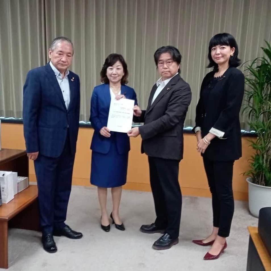 野田聖子さんのインスタグラム写真 - (野田聖子Instagram)「特別区議長会より令和５年度国家予算要望として、物価高騰対策等に伴う臨時交付金の拡充について要望をいただきました。国としても地域の実情に応じた取組をしっかりと支援してまいります。  #野田聖子」8月8日 13時57分 - seiko.noda