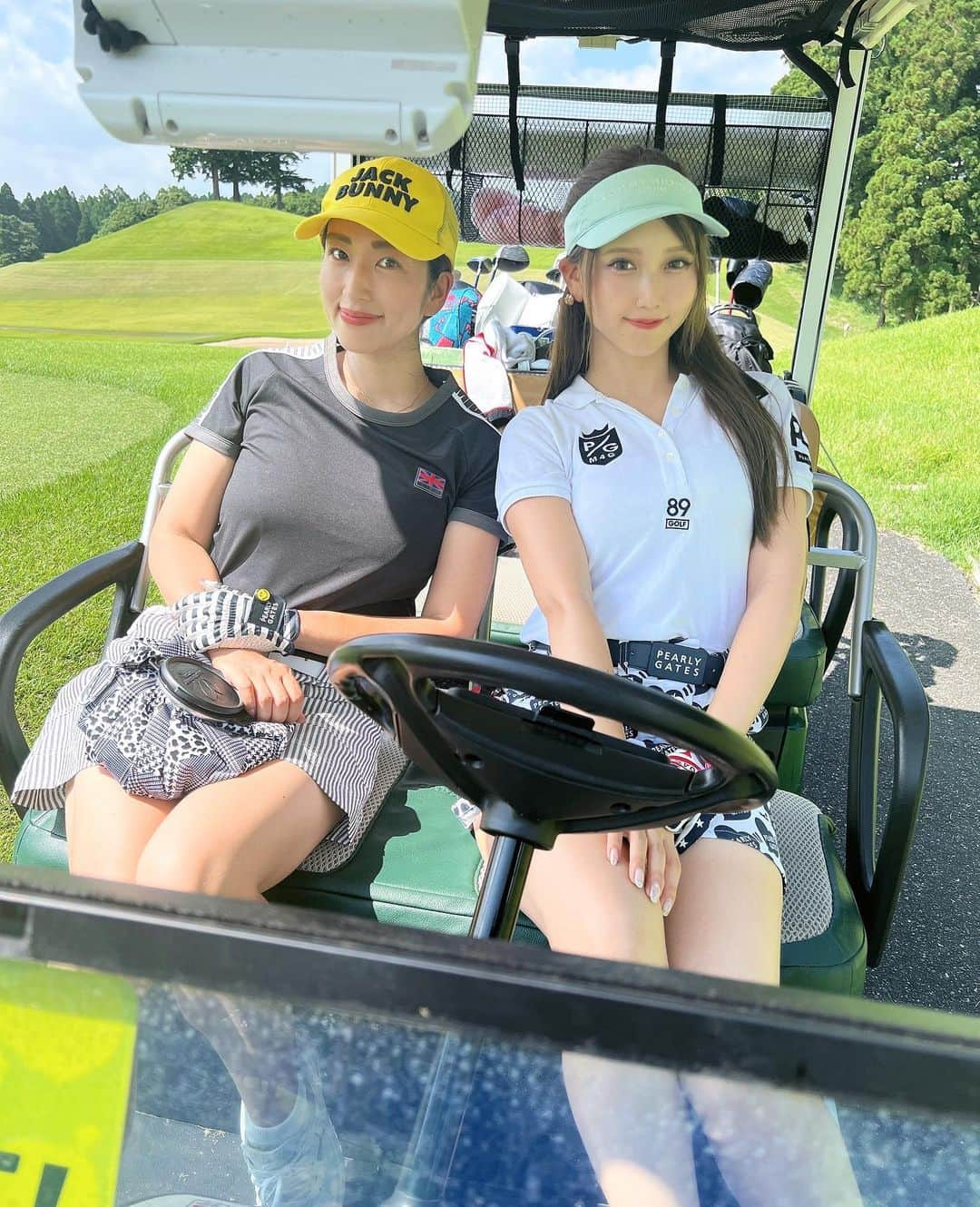 庄司ゆうこさんのインスタグラム写真 - (庄司ゆうこInstagram)「みどりちゃんと初ゴルフ⛳️💖 暑すぎなので朝６時スタートのスルーで、私たちがトップバッターでした✨✨ 氷のう持って行っててよかったぁー😭 あるのとないのとは全然違う😂 ランチの豚カツ膳も美味しかったぁ❣️ 今日のゴルフウェアは @michiko_london_golf  可愛いゴルフウェア着ると暑くても頑張れる☺️ 今日も最高に楽しいゴルフでした💖 #ゴルフ#ゴルフウェア#ゴルフコーデ#ゴルフ女子#オークヒルズカントリークラブ#女子に優しいゴルフ場#真夏#炎天下#氷のう#ゴルフ好きな人と繋がりたい」8月8日 16時42分 - yuko.shoji