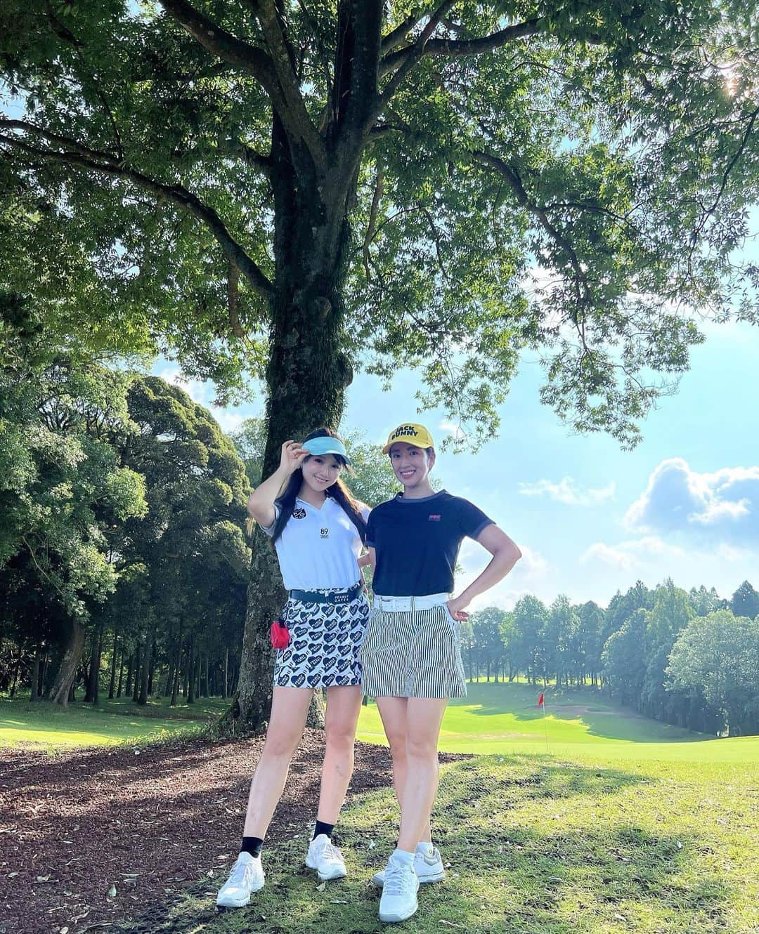 庄司ゆうこさんのインスタグラム写真 - (庄司ゆうこInstagram)「みどりちゃんと初ゴルフ⛳️💖 暑すぎなので朝６時スタートのスルーで、私たちがトップバッターでした✨✨ 氷のう持って行っててよかったぁー😭 あるのとないのとは全然違う😂 ランチの豚カツ膳も美味しかったぁ❣️ 今日のゴルフウェアは @michiko_london_golf  可愛いゴルフウェア着ると暑くても頑張れる☺️ 今日も最高に楽しいゴルフでした💖 #ゴルフ#ゴルフウェア#ゴルフコーデ#ゴルフ女子#オークヒルズカントリークラブ#女子に優しいゴルフ場#真夏#炎天下#氷のう#ゴルフ好きな人と繋がりたい」8月8日 16時42分 - yuko.shoji