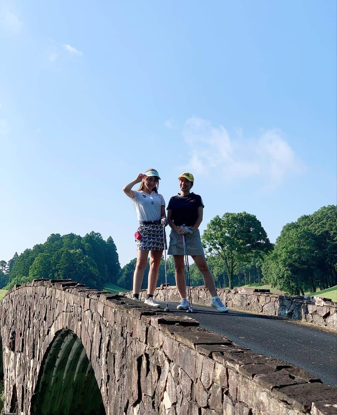 庄司ゆうこさんのインスタグラム写真 - (庄司ゆうこInstagram)「みどりちゃんと初ゴルフ⛳️💖 暑すぎなので朝６時スタートのスルーで、私たちがトップバッターでした✨✨ 氷のう持って行っててよかったぁー😭 あるのとないのとは全然違う😂 ランチの豚カツ膳も美味しかったぁ❣️ 今日のゴルフウェアは @michiko_london_golf  可愛いゴルフウェア着ると暑くても頑張れる☺️ 今日も最高に楽しいゴルフでした💖 #ゴルフ#ゴルフウェア#ゴルフコーデ#ゴルフ女子#オークヒルズカントリークラブ#女子に優しいゴルフ場#真夏#炎天下#氷のう#ゴルフ好きな人と繋がりたい」8月8日 16時42分 - yuko.shoji